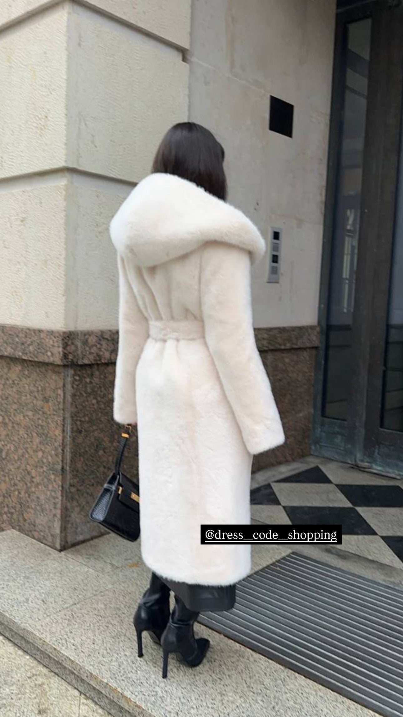 Pelliccia GRETA ecologica lunga con cappuccio ha una texture morbida e avvolgente, perfetto per affrontare il freddo e la pioggia con stile… in promozione