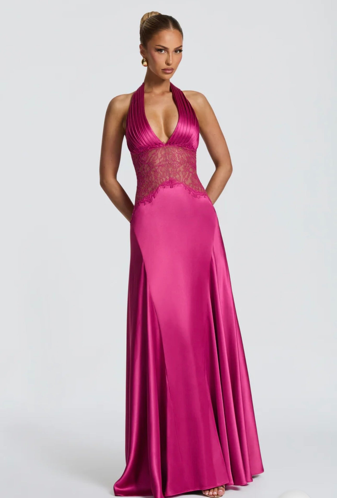 Abito Incanto Lasciati conquistare dall'eleganza fluida di un abito studiato per valorizzare ogni silhouette con una grazia senza tempo. Perfetto per le serate più esclusive, i gala e gli eventi indimenticabili.