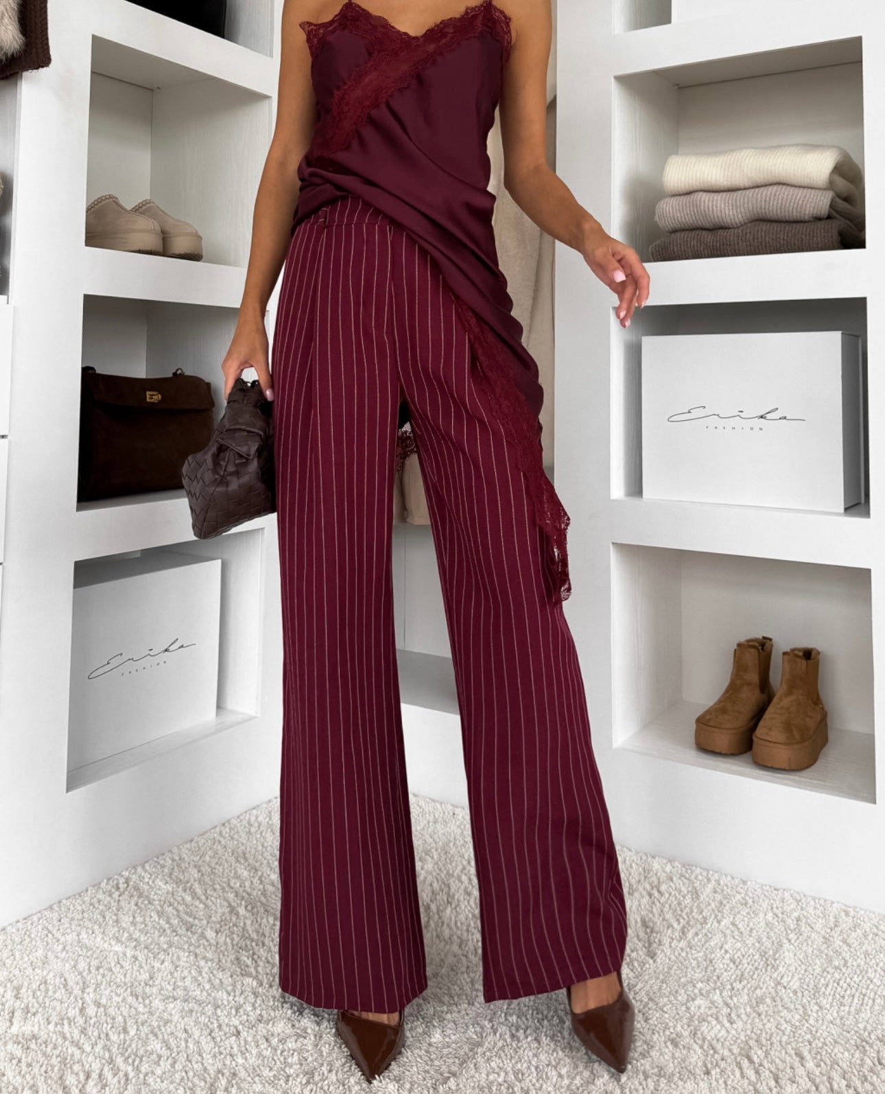 Tailleur Erika sofisticato dal carattere deciso, perfetto per chi ama un’eleganza contemporanea con un tocco sensuale. Il set è composto da blazer doppio petto gessato con top in pizzo e pantalone coordinato a gamba ampia