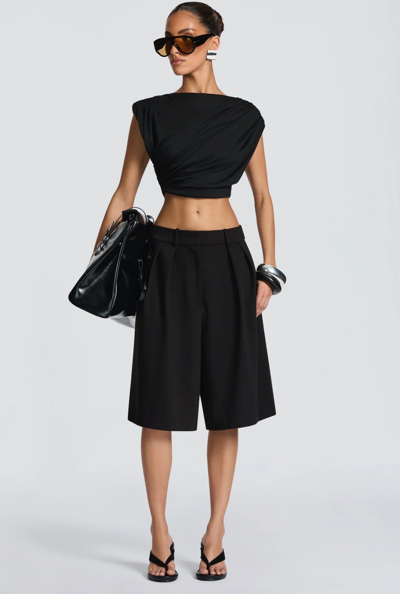Completo GIULIA Questo look è un perfetto mix tra eleganza e minimalismo, ideale sia per il giorno che per la sera.