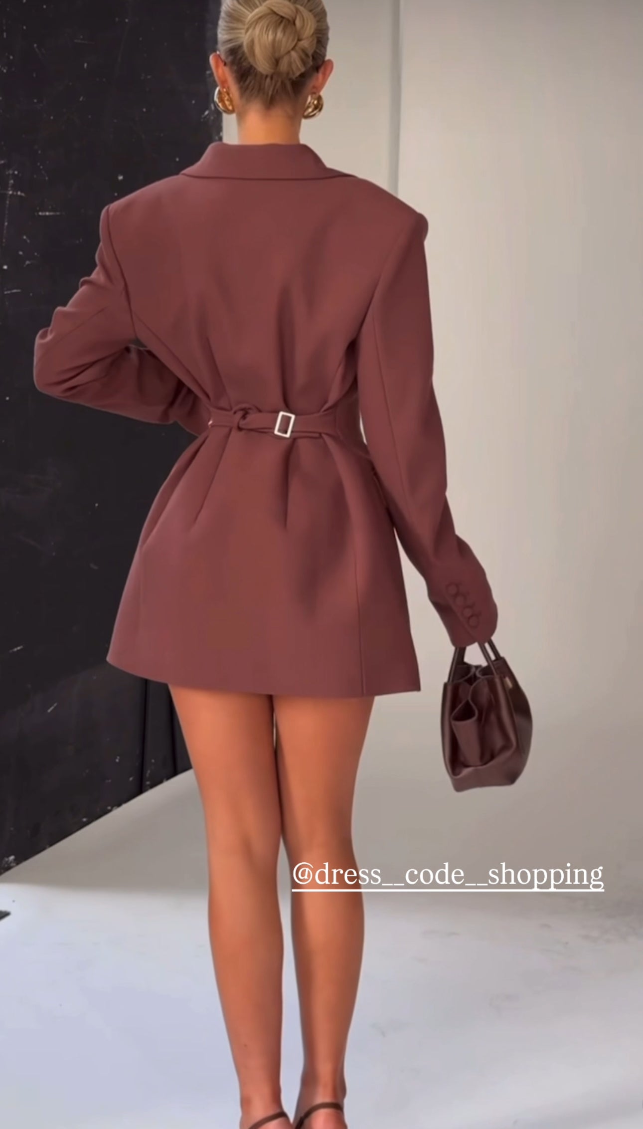 Blazer Dress AURORA 
Raffinato, moderno e irresistibilmente femminile.
In promo esclusiva con cintura in coordinato: lo stile perfetto per distinguerti con eleganza