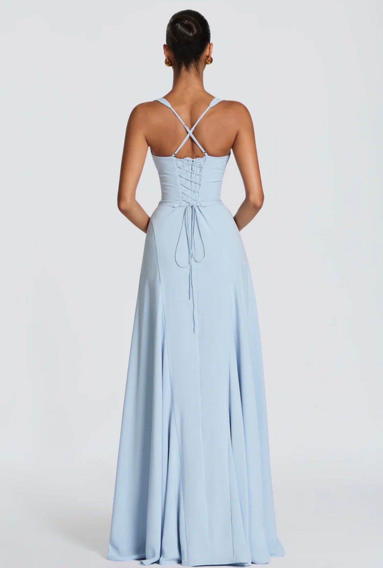 Abito Lungo Aura Corset Elegante ed esclusivo, l'abito lungo Aura ridefinisce la silhouette femminile con un corsetto delicato e spalline incrociate sul retro.