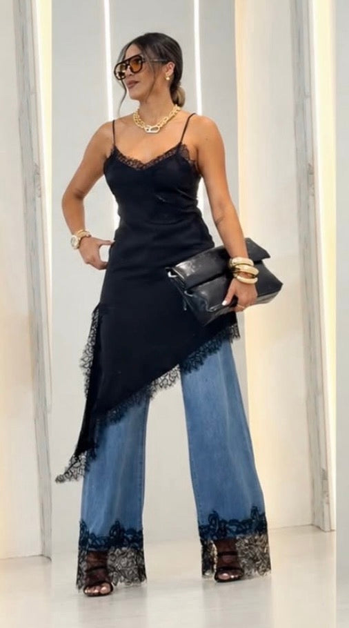 Completo Debora Abito Slip Asimmetrico con Pizzo Nero e Jeans a Gamba Larga con Dettagli
