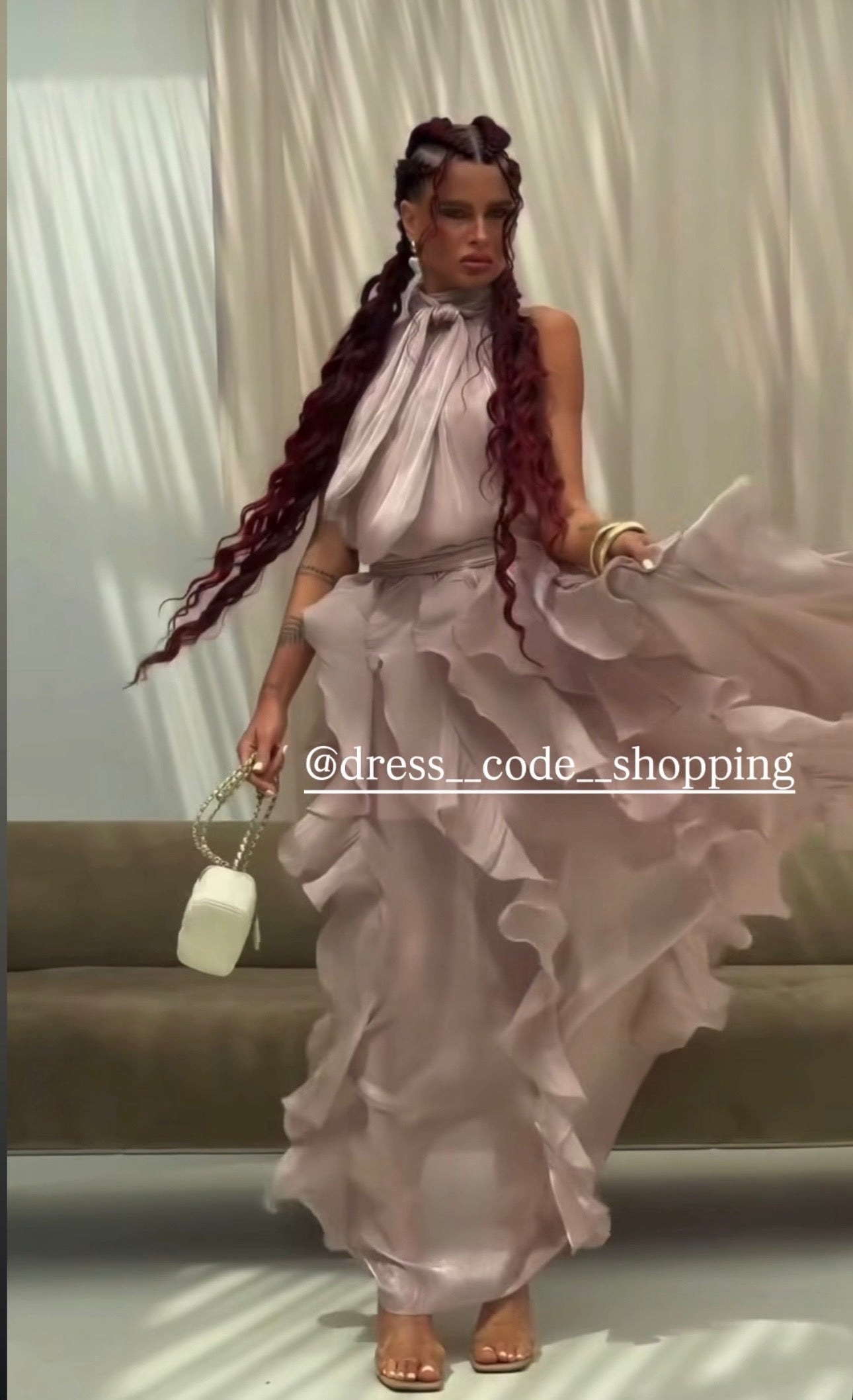 Abito Rouches maxi dress con scollo all'americana, collo con fiocco e gonna a cascata di rouches multistrato pensato per chi vuole essere al centro della scena senza sforzo. La silhouette fluida e il tessuto leggero lo rendono perfetto