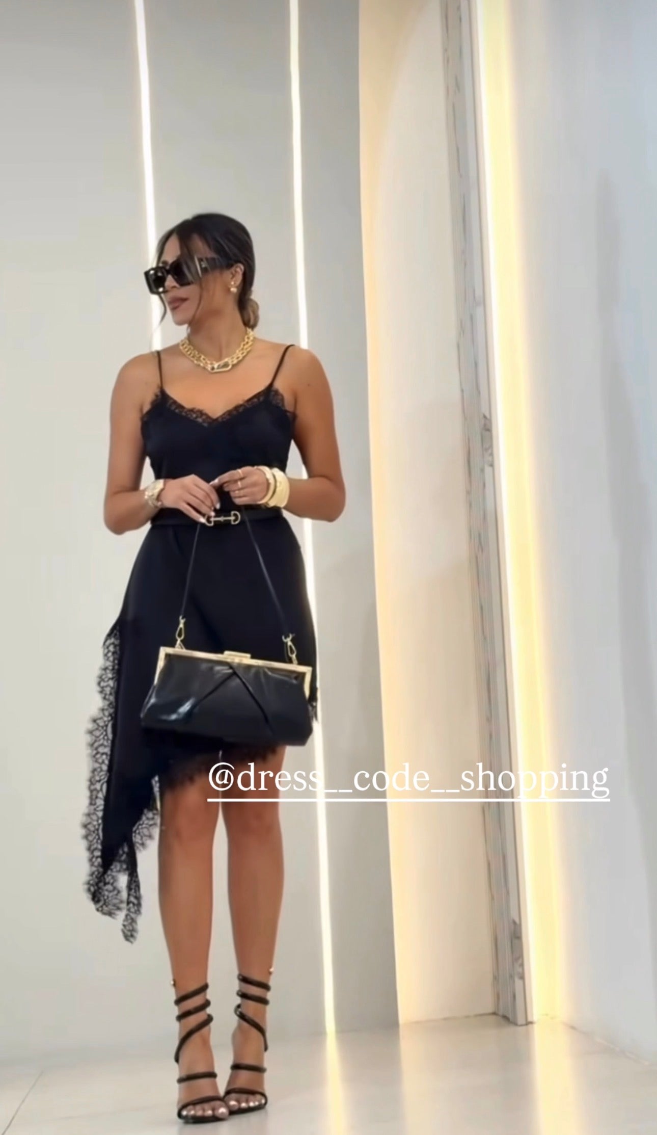 Completo Debora Abito Slip Asimmetrico con Pizzo Nero e Jeans a Gamba Larga con Dettagli