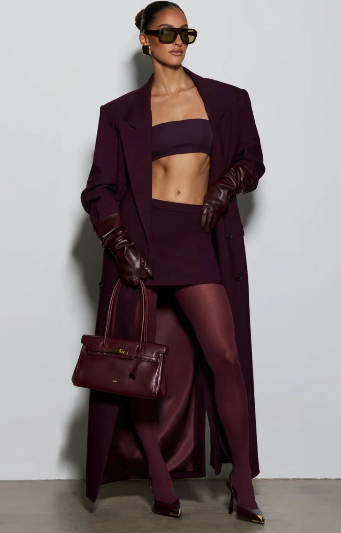 Cappotto Maxi Doppio Petto Sartoriale Caratterizzato da spalle definite, ampi revers e un’elegante allacciatura a doppio petto, è il capo definitivo per elevare i tuoi outfit invernali con un tocco di lusso discreto e minimalista.