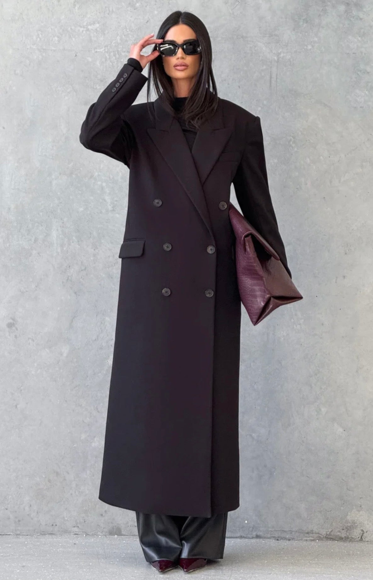 Cappotto Maxi Doppio Petto Sartoriale Caratterizzato da spalle definite, ampi revers e un’elegante allacciatura a doppio petto, è il capo definitivo per elevare i tuoi outfit invernali con un tocco di lusso discreto e minimalista.