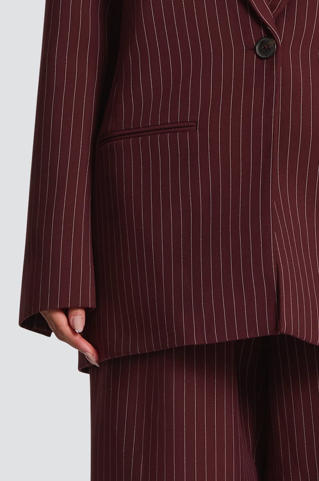 Tailleur ELEONORA in promo Completo elegante composto da giacca oversize, pantaloni a palazzo e top coordinato. Un look moderno e sofisticato, perfetto per eventi, serate chic o outfit di tendenza.