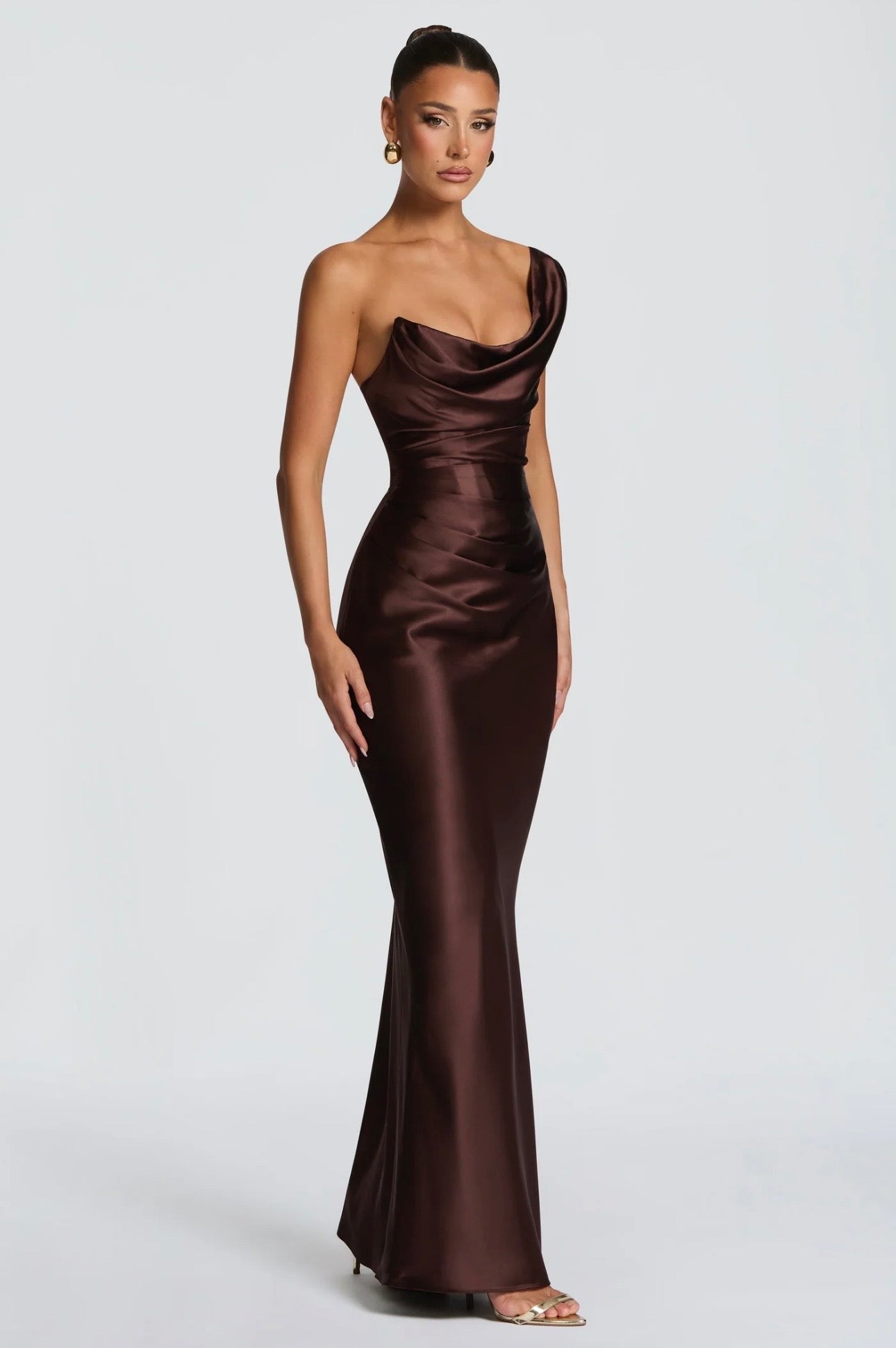 Abito Marcella monospalla in raso lucido con drappeggio sul décolleté e vita strutturata. Silhouette aderente che valorizza la figura.
Perfetto per occasioni formali ed
eventi serali.