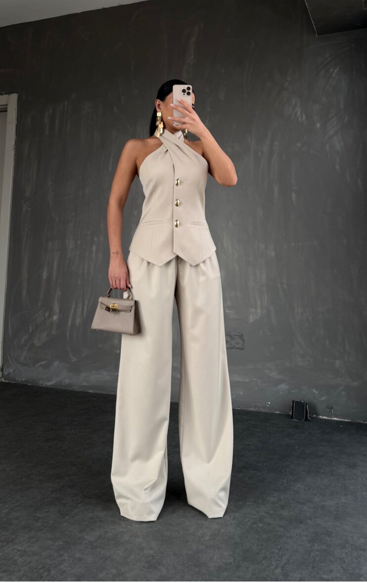 Setcord CRISTINA  composto da un top senza maniche con collo all'americana e pantaloni a gamba larga. Il top presenta una chiusura frontale con tre bottoni dorati