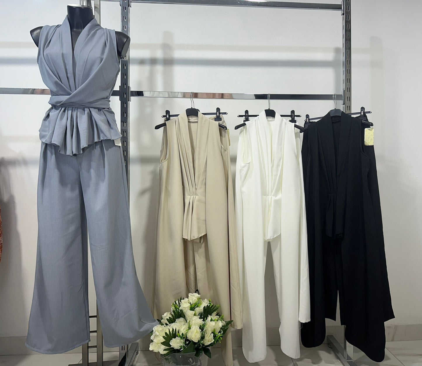 Set Emanuela un design unico con fasce regolabili che ti permettono di personalizzare la vestibilità e lo stile dello scollo in base a ogni occasione Taglio a gamba larga che slancia la figura e garantisce il massimo comfort.