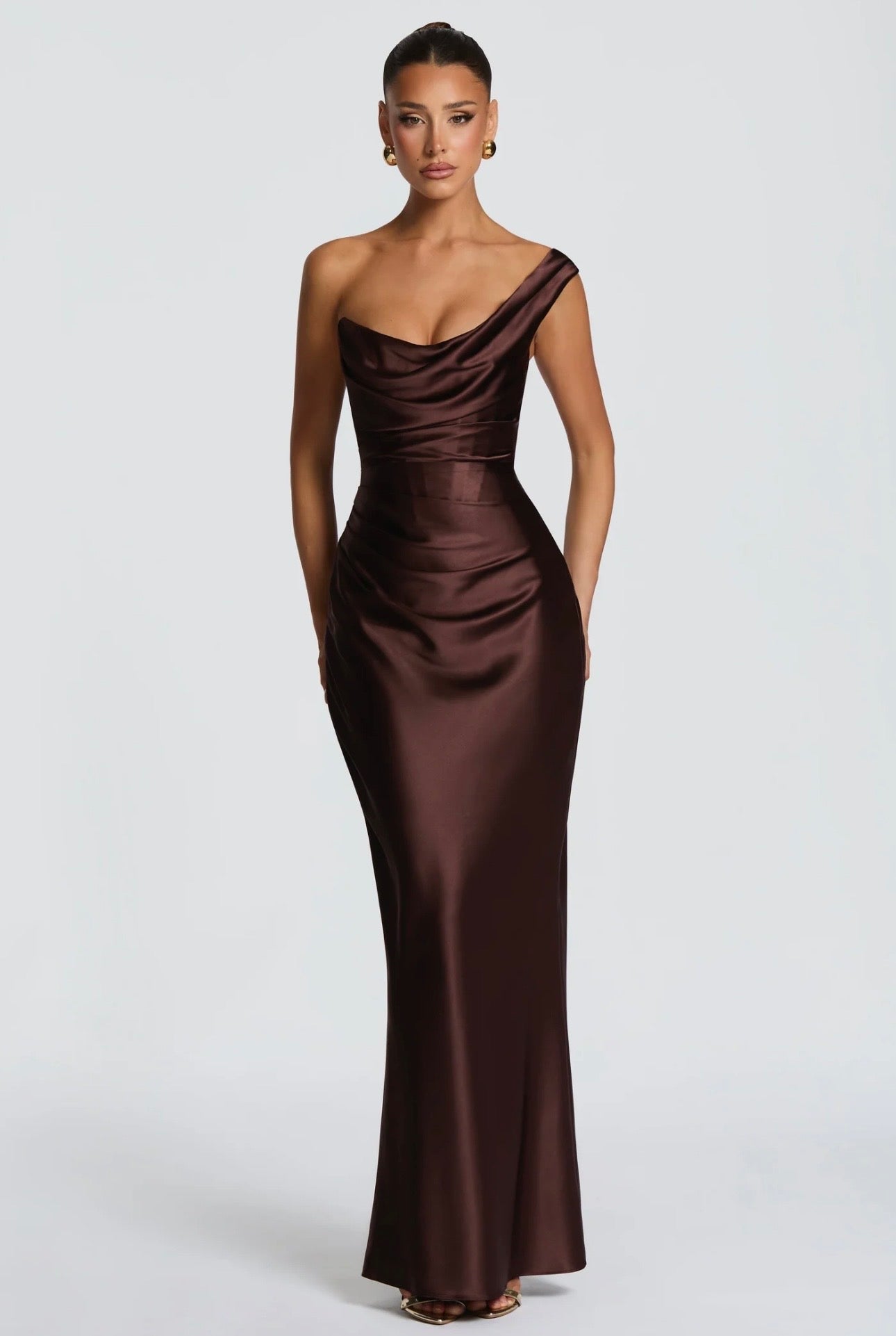 Abito Marcella monospalla in raso lucido con drappeggio sul décolleté e vita strutturata. Silhouette aderente che valorizza la figura.
Perfetto per occasioni formali ed
eventi serali.
