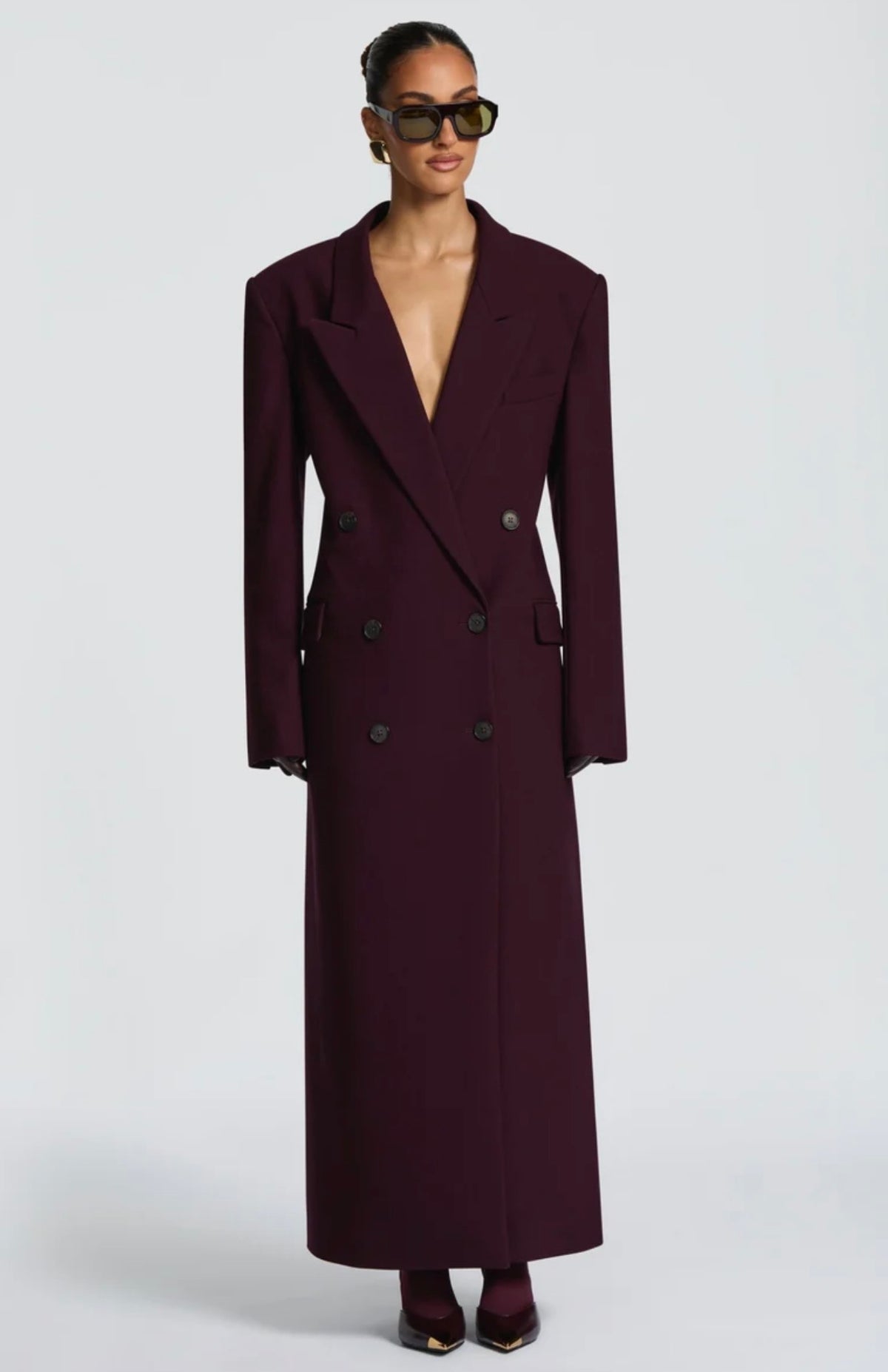Cappotto Maxi Doppio Petto Sartoriale Caratterizzato da spalle definite, ampi revers e un’elegante allacciatura a doppio petto, è il capo definitivo per elevare i tuoi outfit invernali con un tocco di lusso discreto e minimalista.