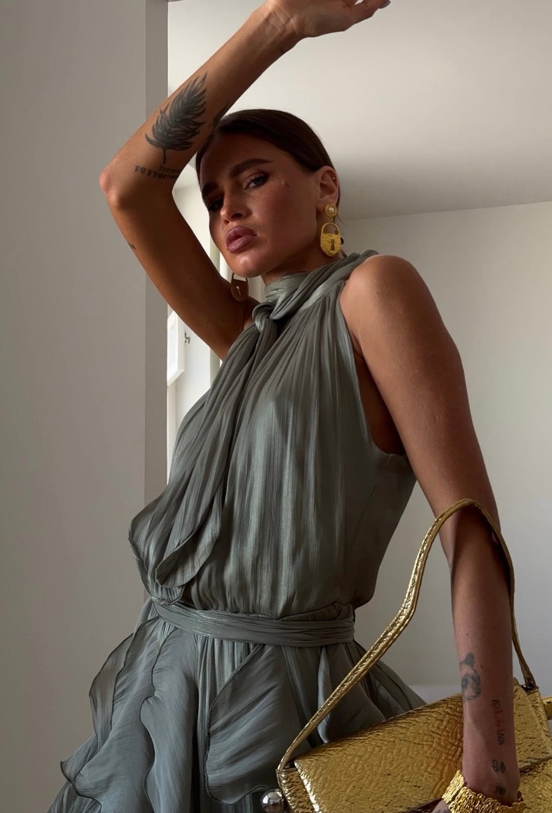 Abito Rouches maxi dress con scollo all'americana, collo con fiocco e gonna a cascata di rouches multistrato pensato per chi vuole essere al centro della scena senza sforzo. La silhouette fluida e il tessuto leggero lo rendono perfetto