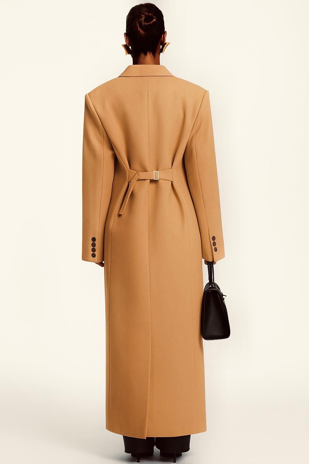 Promozione Cappotto ISABELLA  lungo dal taglio sartoriale con design doppiopetto e spalle strutturate. Elegante e versatile, perfetto per completare look sofisticati nelle giornate più fredde.