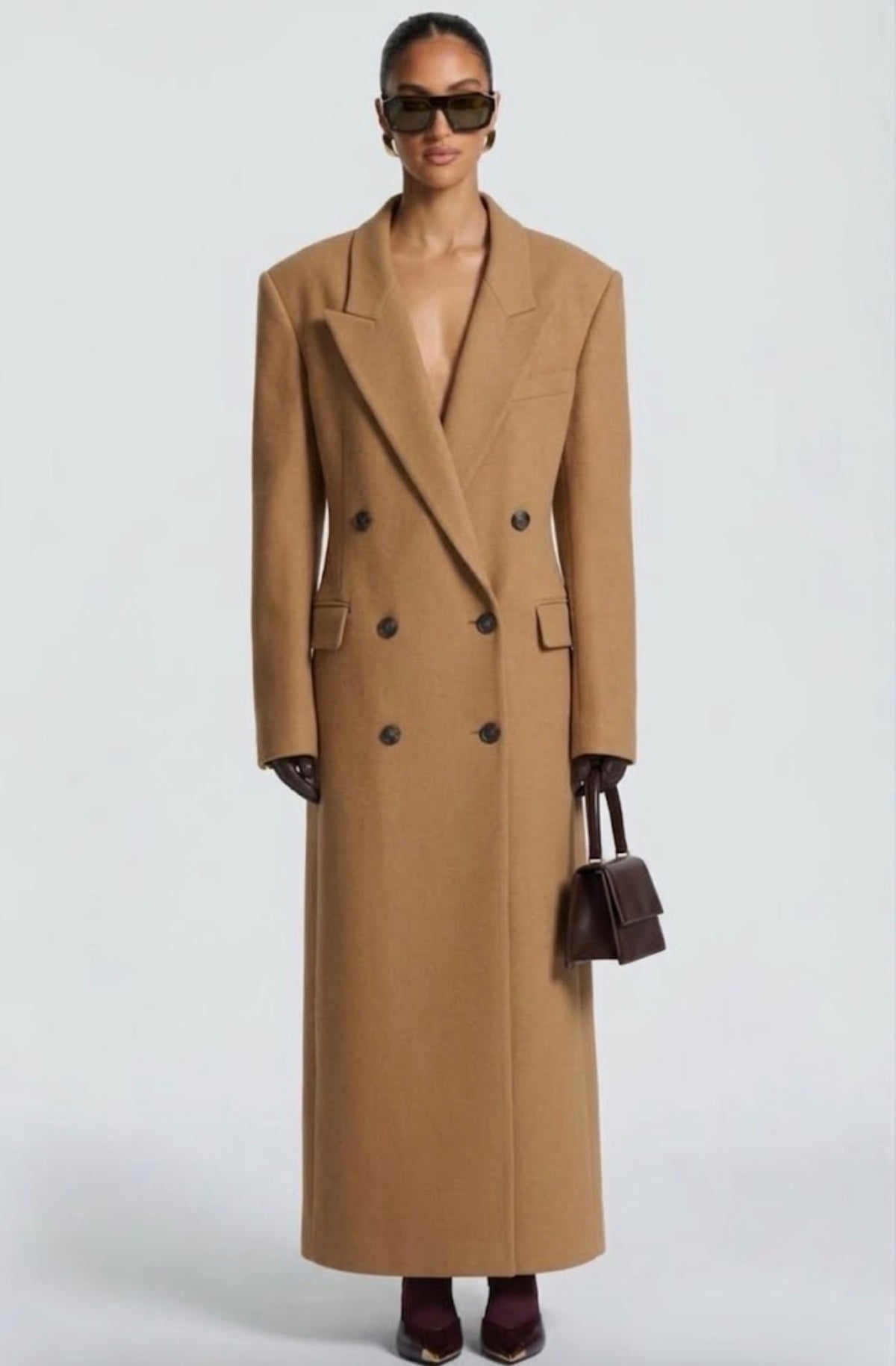 Cappotto Maxi Doppio Petto Sartoriale Caratterizzato da spalle definite, ampi revers e un’elegante allacciatura a doppio petto, è il capo definitivo per elevare i tuoi outfit invernali con un tocco di lusso discreto e minimalista.