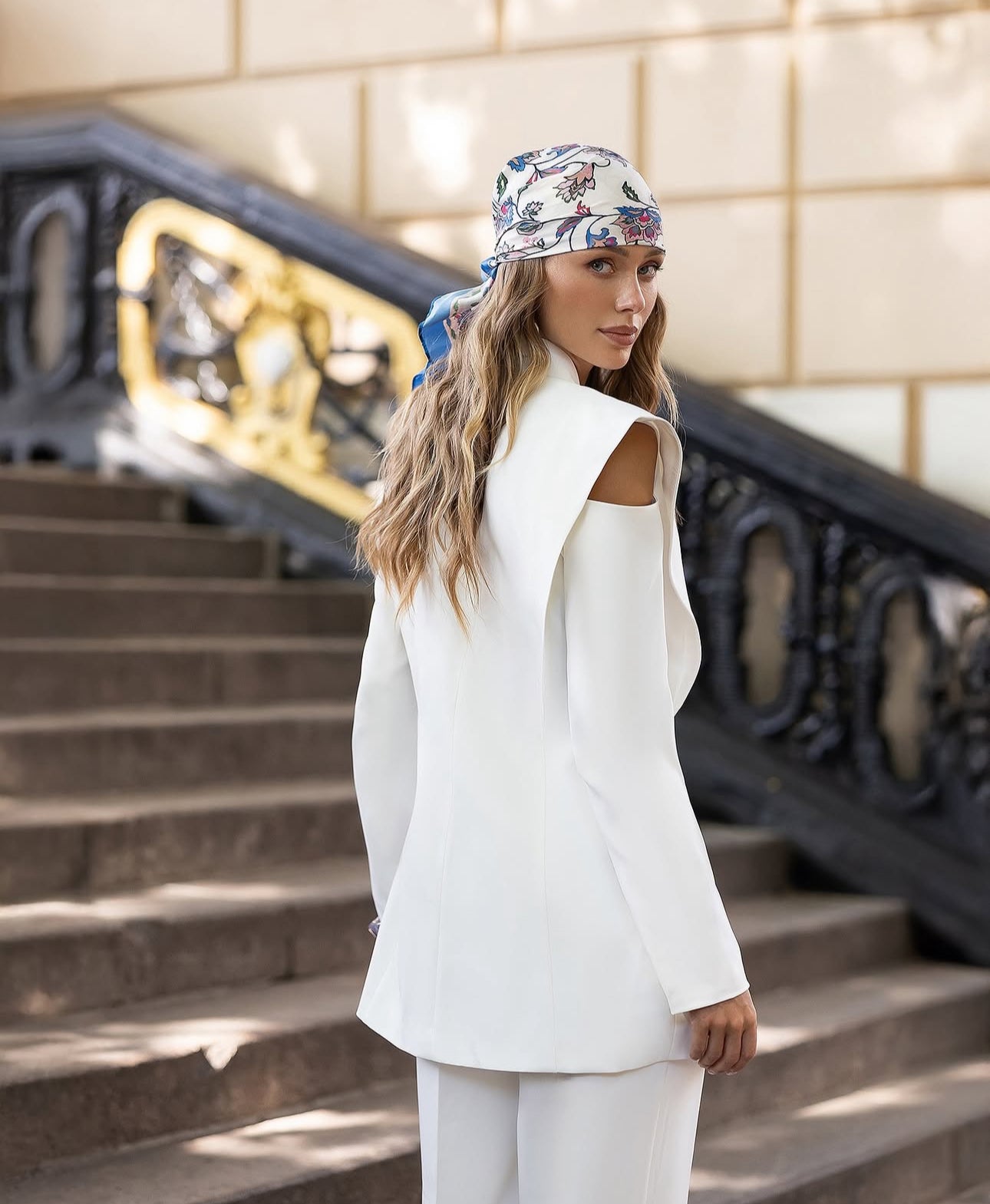 Tailleur MAVI questo completo tailleur è pensato per una donna che ama distinguersi. La giacca strutturata con spalle definite valorizza la figura, mentre i pantaloni a gamba ampia slanciano la silhouette.