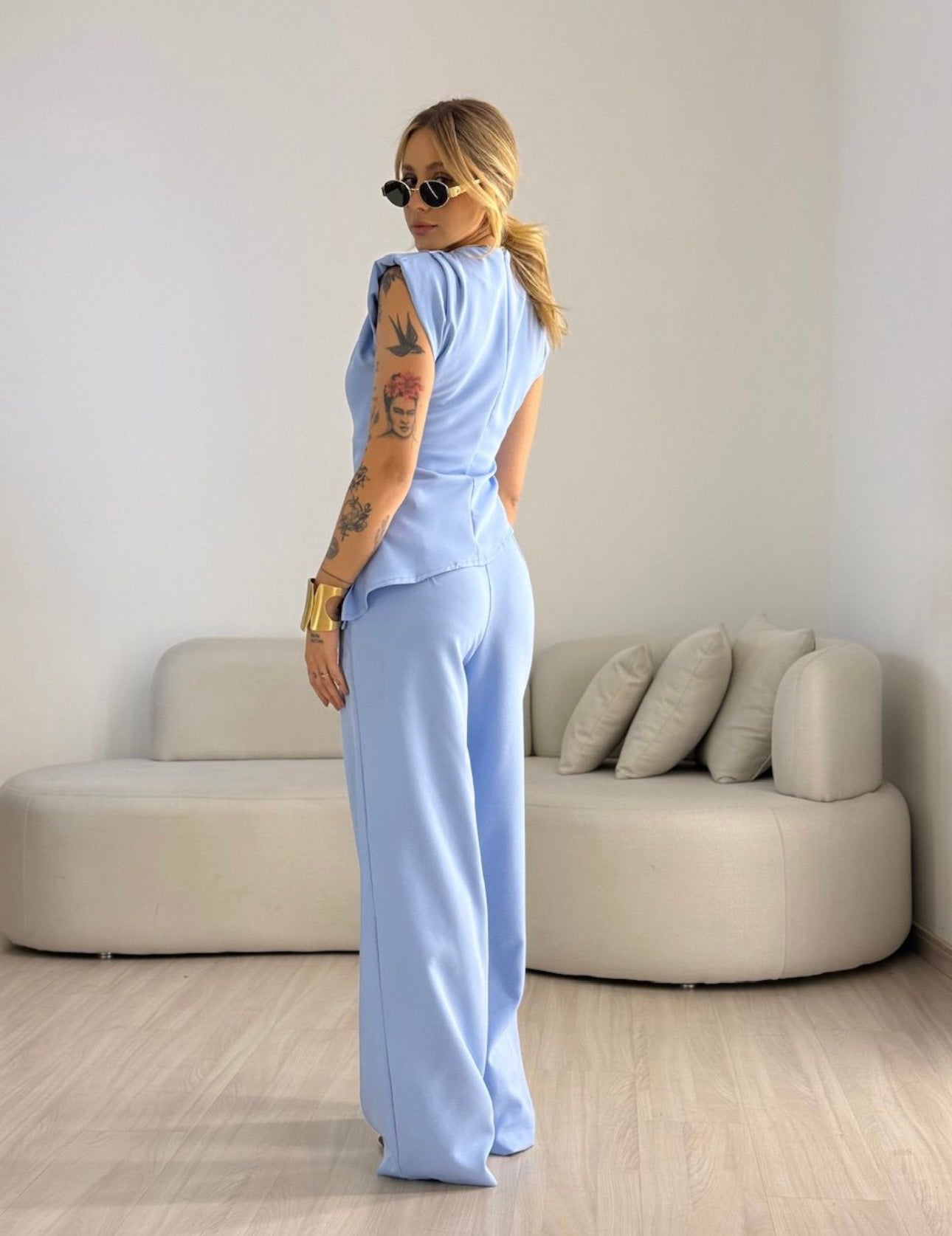 Coordinato Debora Raffinatezza contemporanea e femminilità si incontrano in questo completo coordinato perfetto per cerimonie, eventi speciali o per un look da giorno super chic.