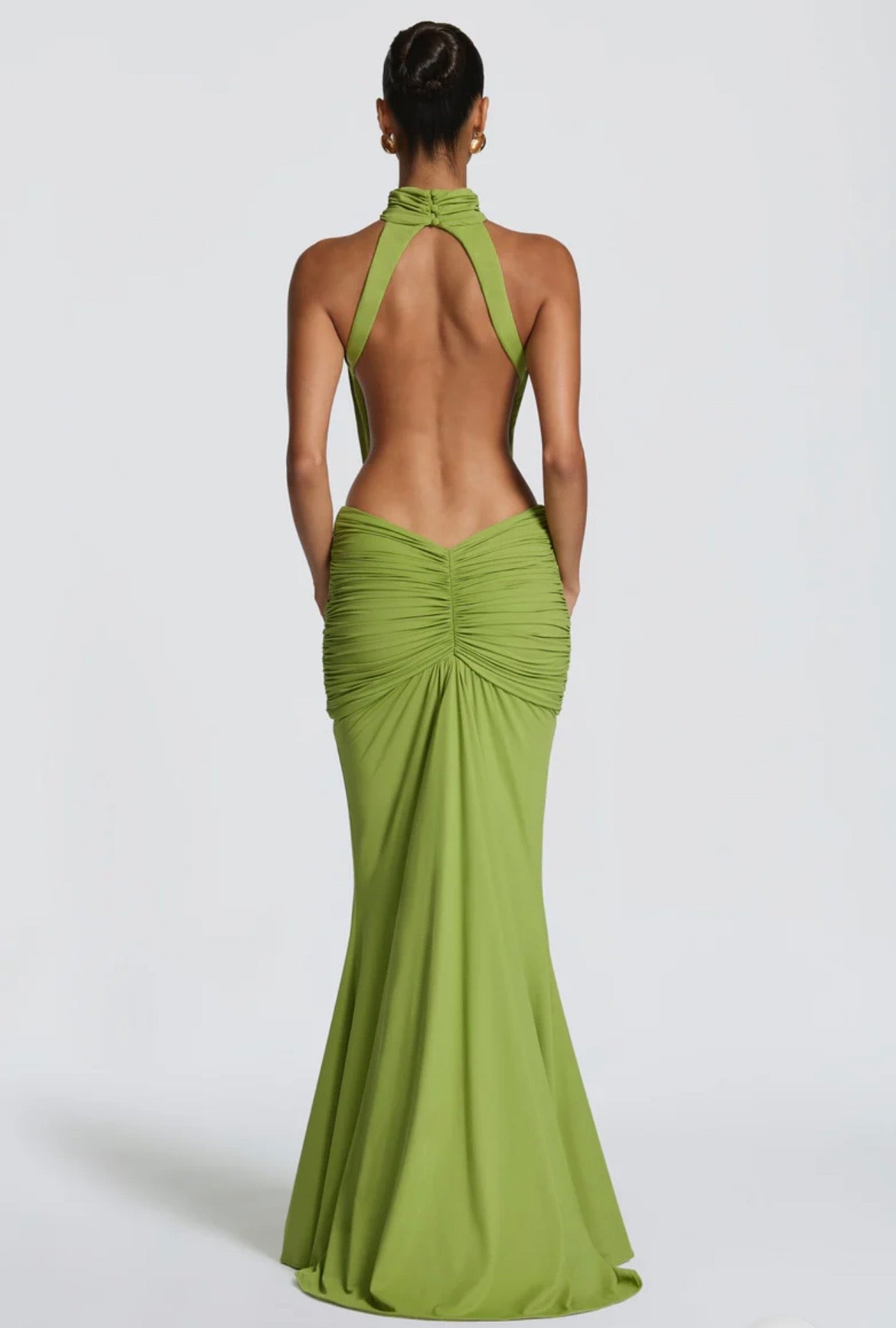 Abito Serena Caratterizzato da una silhouette a sirena che valorizza le forme, questo modello unisce un sofisticato collo alto a un audace gioco di drappeggi e intagli cut-out sui fianchi.