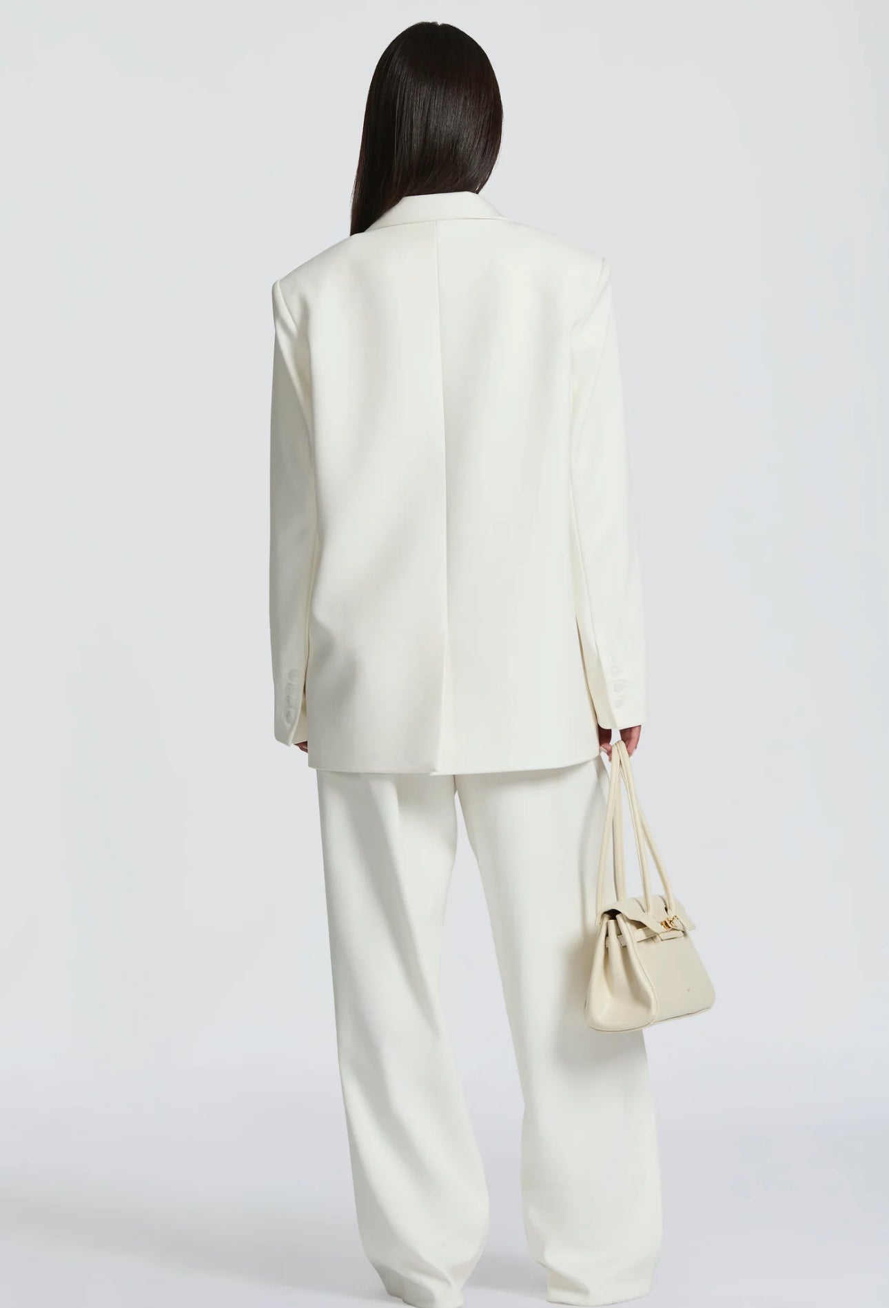Tailleur ELEONORA in promo Completo elegante composto da giacca oversize, pantaloni a palazzo e top coordinato. Un look moderno e sofisticato, perfetto per eventi, serate chic o outfit di tendenza.