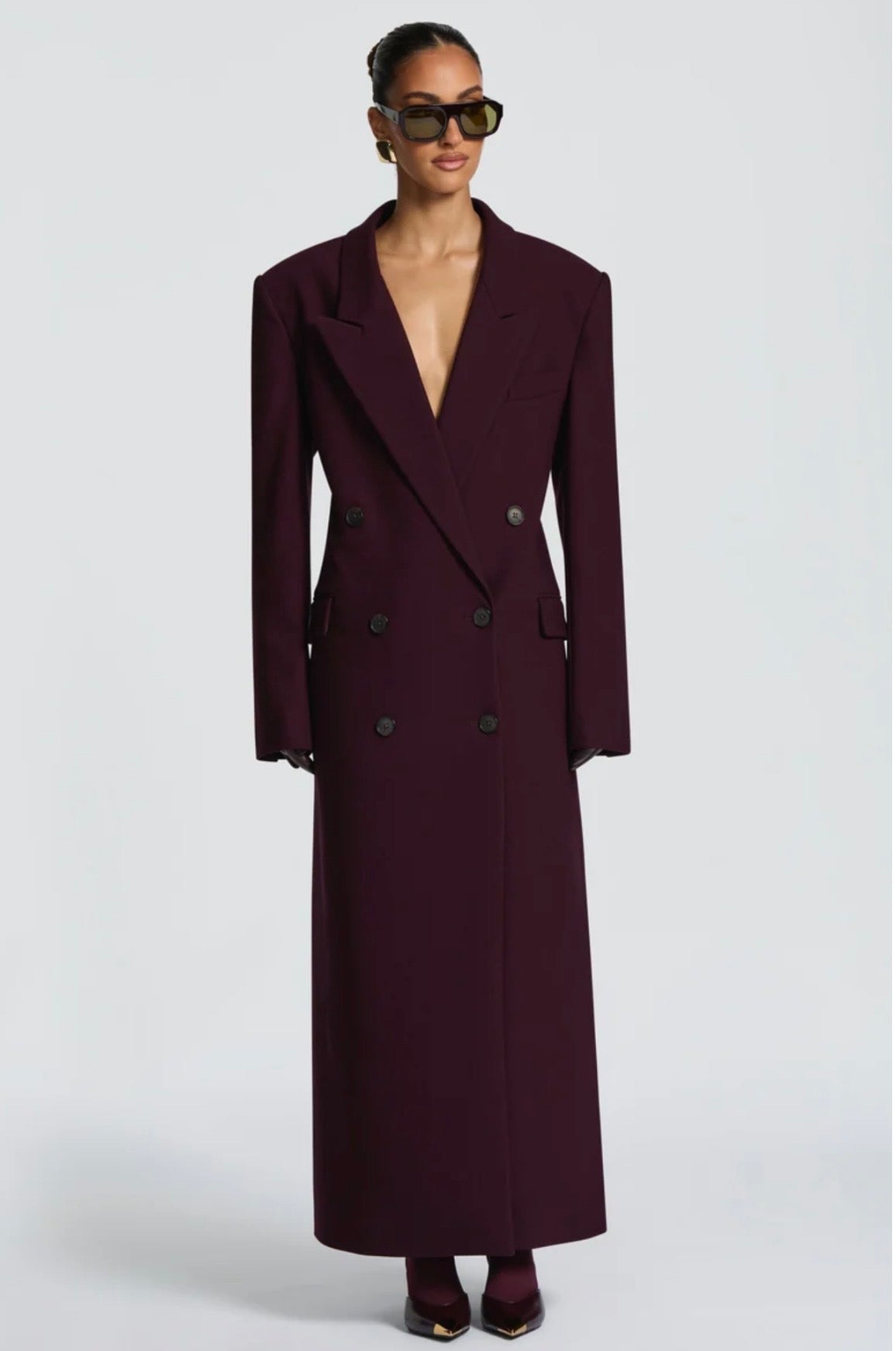 Cappotto Maxi Doppio Petto Sartoriale Caratterizzato da spalle definite, ampi revers e un’elegante allacciatura a doppio petto, è il capo definitivo per elevare i tuoi outfit invernali con un tocco di lusso discreto e minimalista.