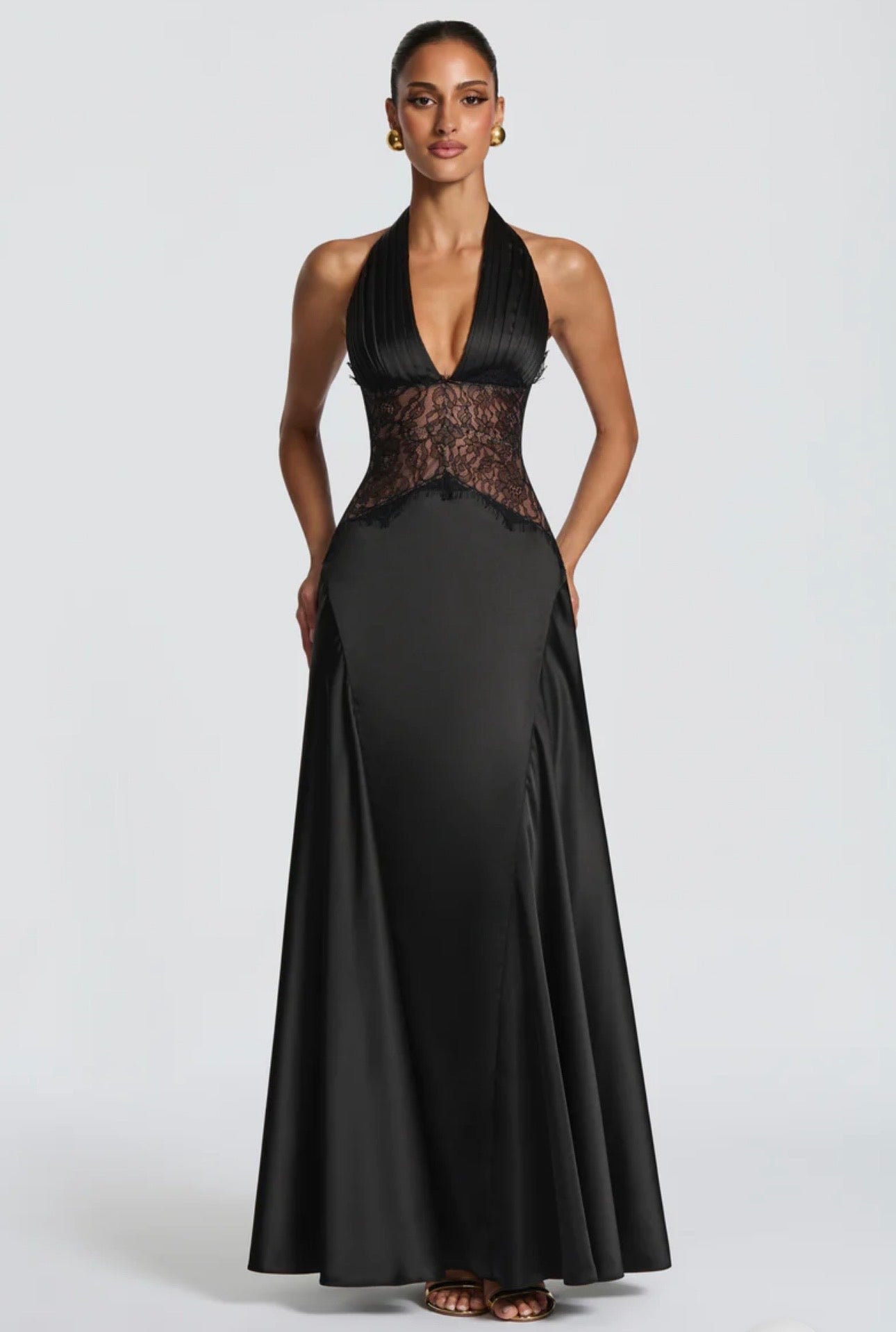 Abito Incanto Lasciati conquistare dall'eleganza fluida di un abito studiato per valorizzare ogni silhouette con una grazia senza tempo. Perfetto per le serate più esclusive, i gala e gli eventi indimenticabili.