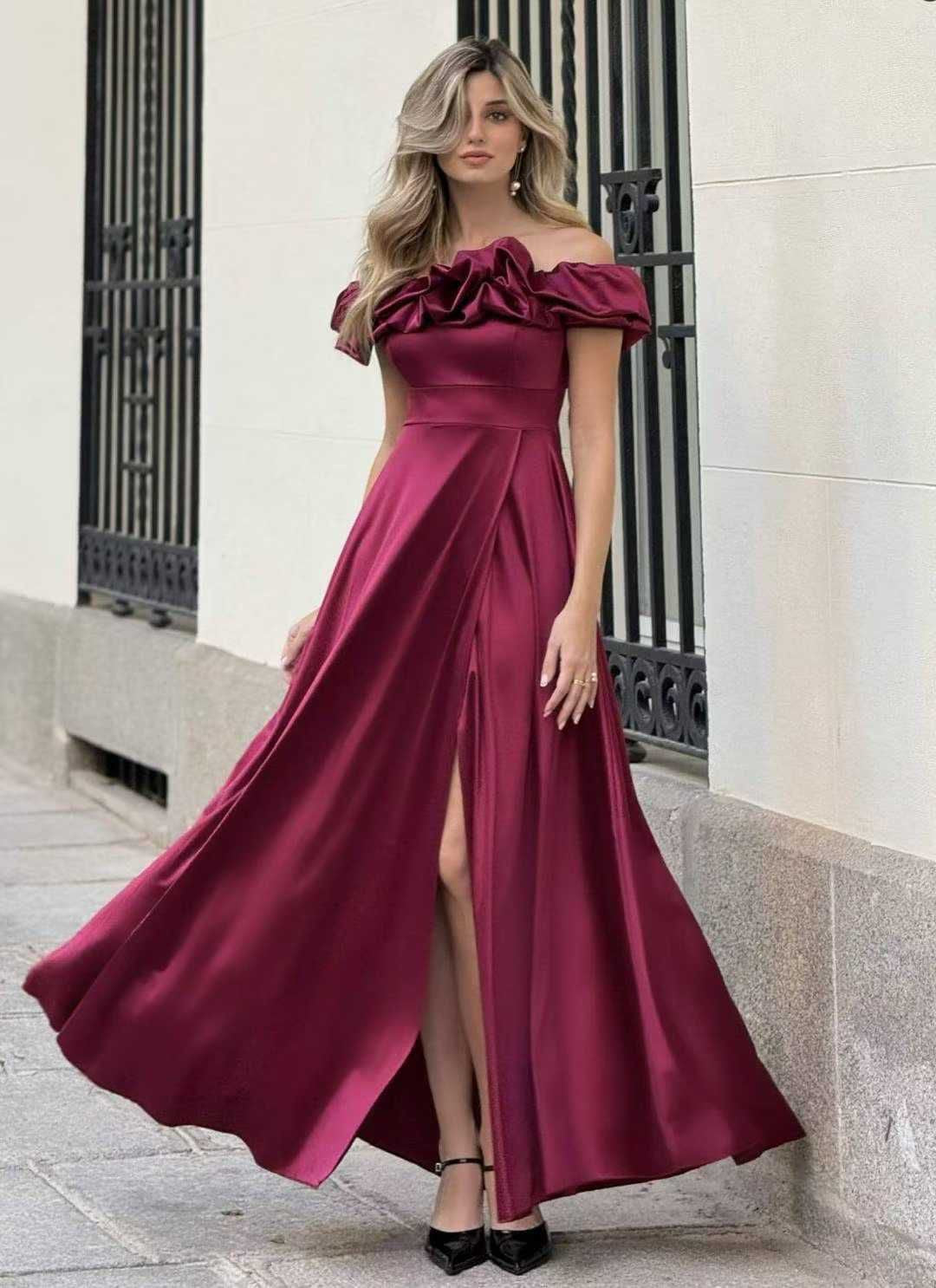 Abito MARYA Elegante abito off-shoulder con corpino arricciato a balze e ampia gonna con spacco laterale.