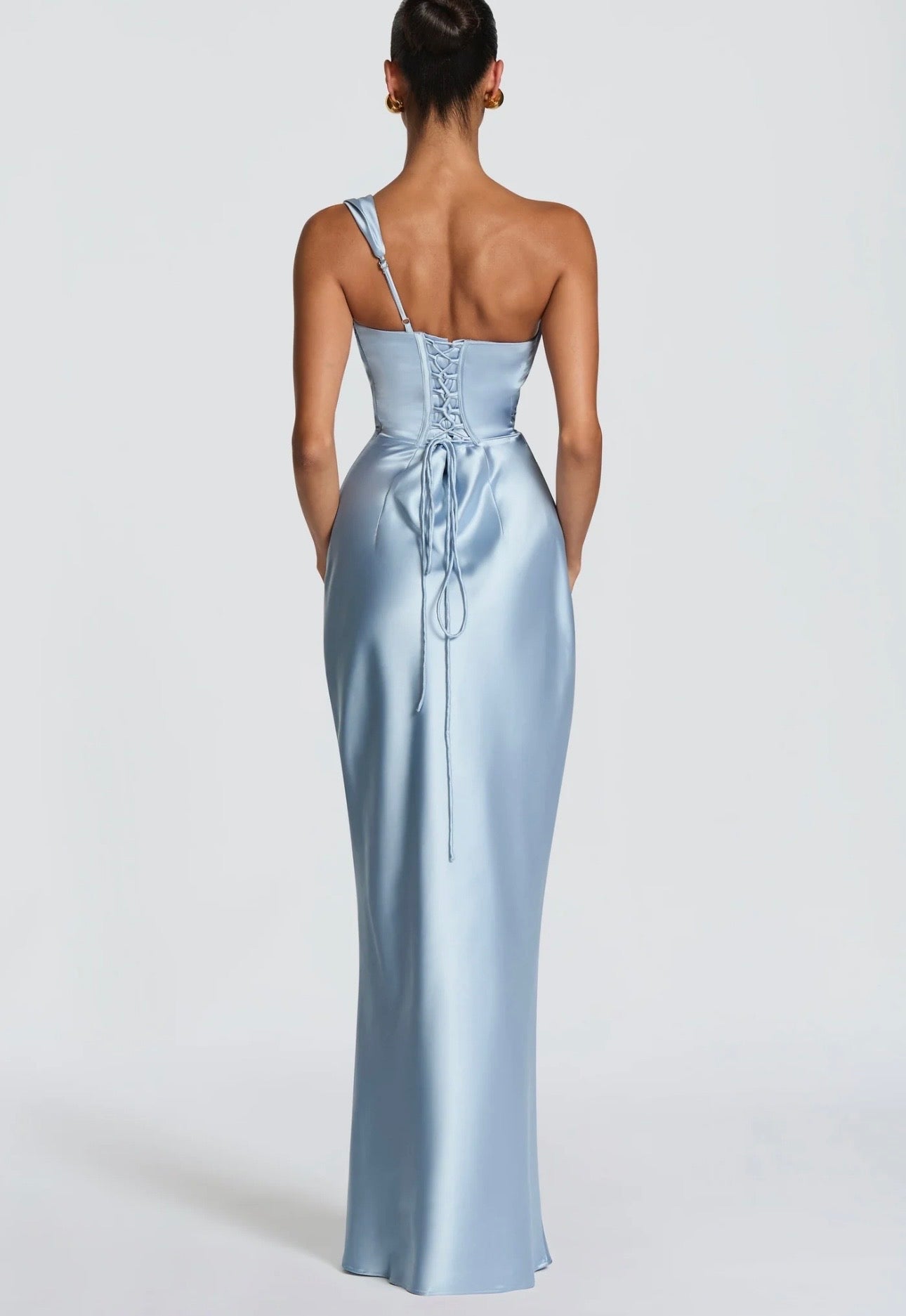 Abito Marcella monospalla in raso lucido con drappeggio sul décolleté e vita strutturata. Silhouette aderente che valorizza la figura.
Perfetto per occasioni formali ed
eventi serali.