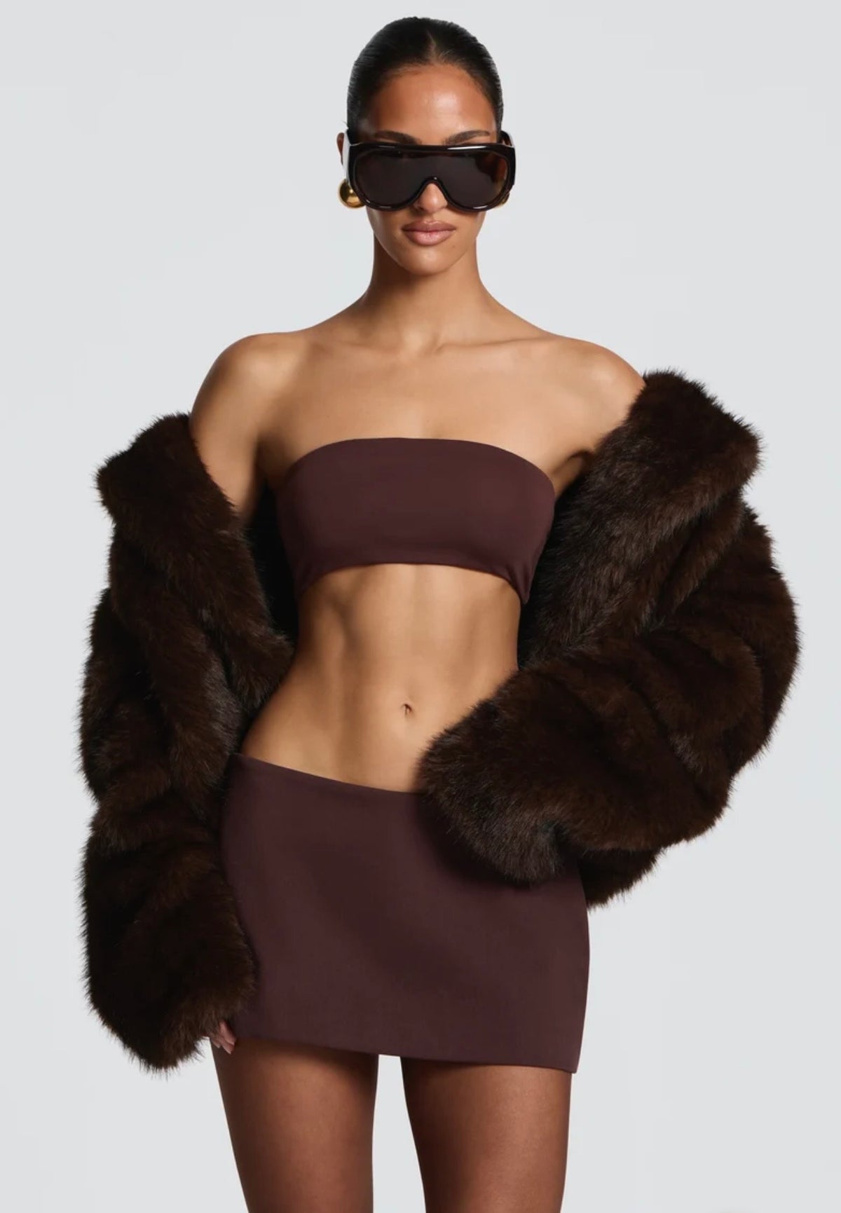 Giacca Crop in Ecopelliccia con Reverse Ampio in promozione.Morbidezza avvolgente e stile audace: il capospalla crop che trasforma ogni look serale in una dichiarazione di moda.
