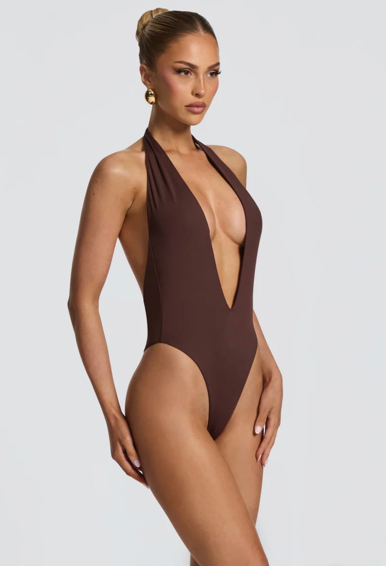 Costume Intero Halter Sgambato con Gonna Rimovibile Il massimo del glamour, dalla spiaggia al cocktail party