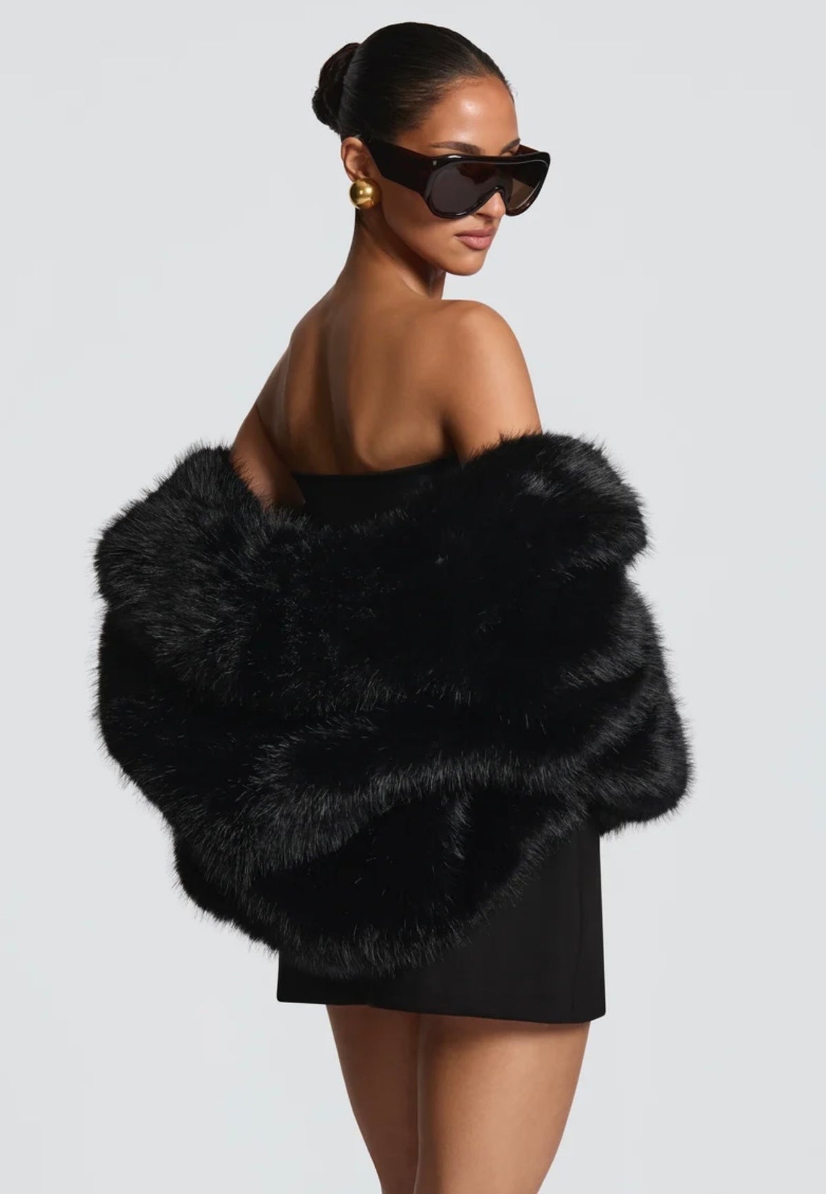Giacca Crop in Ecopelliccia con Reverse Ampio in promozione.Morbidezza avvolgente e stile audace: il capospalla crop che trasforma ogni look serale in una dichiarazione di moda.