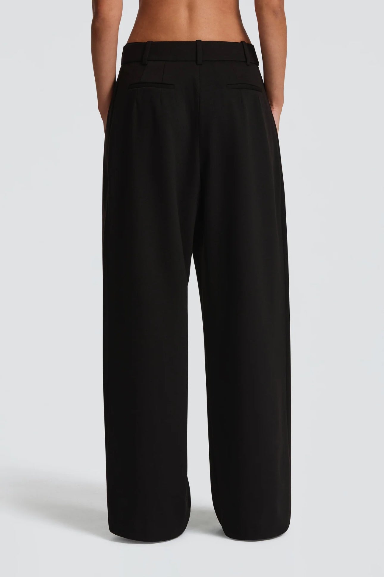 Tailleur ELEONORA in promo Completo elegante composto da giacca oversize, pantaloni a palazzo e top coordinato. Un look moderno e sofisticato, perfetto per eventi, serate chic o outfit di tendenza.
