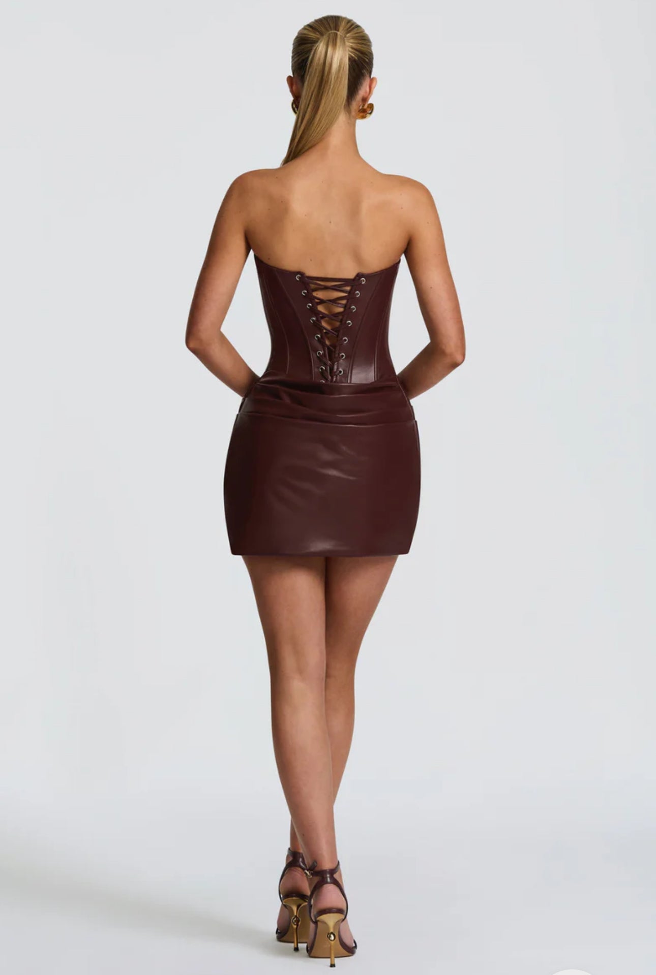 Abito corsetto in ecopelle “Valeria” Seduzione e carattere in un unico capo. Questo mini abito in ecopelle esalta la silhouette grazie al corsetto strutturato e alla chiusura con lacci sul retro. Il drappeggio delicato sulla gonna aggiunge eleganza