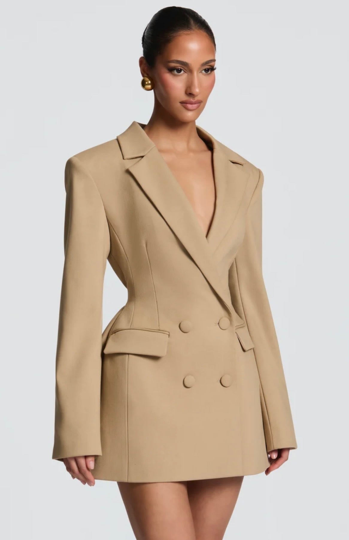 Blazer Elvira Un capo versatile che ridefinisce il concetto di power-dressing, perfetto da indossare come mini abito o come giacca over per un look stratificato.