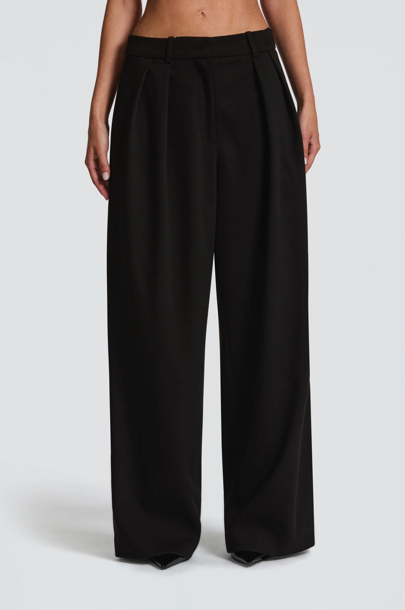 Tailleur ELEONORA in promo Completo elegante composto da giacca oversize, pantaloni a palazzo e top coordinato. Un look moderno e sofisticato, perfetto per eventi, serate chic o outfit di tendenza.
