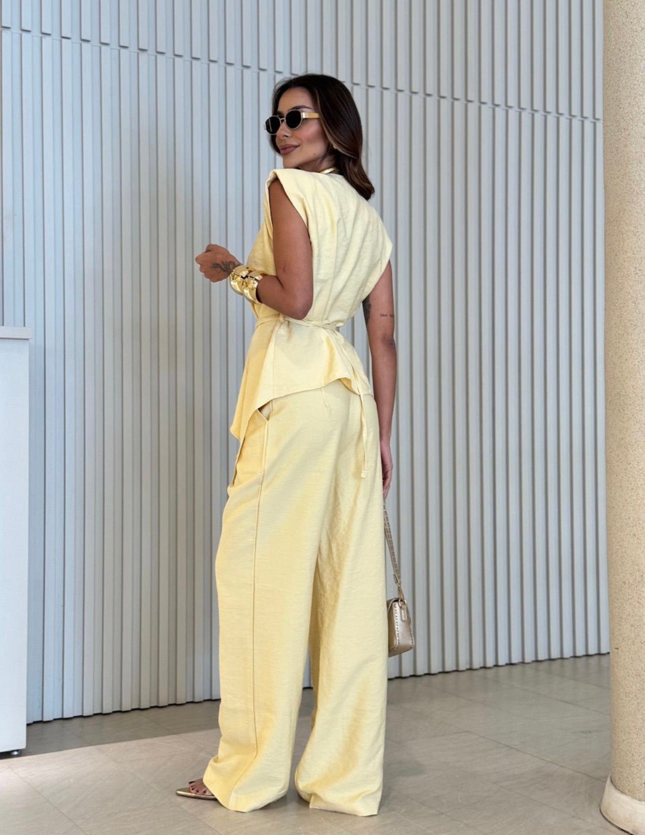 Coordinato Federica completo due pezzi + cinta tessuto lino è l'alleato perfetto per chi cerca un look sofisticato senza rinunciare alla freschezza.