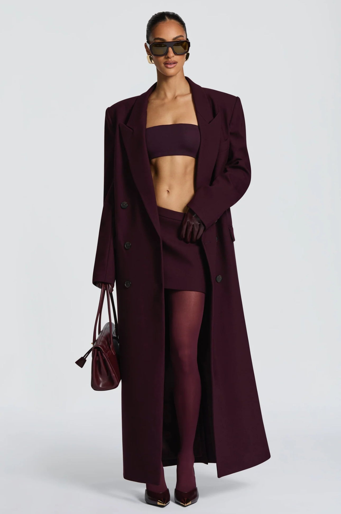 Promozione Cappotto ISABELLA  lungo dal taglio sartoriale con design doppiopetto e spalle strutturate. Elegante e versatile, perfetto per completare look sofisticati nelle giornate più fredde.