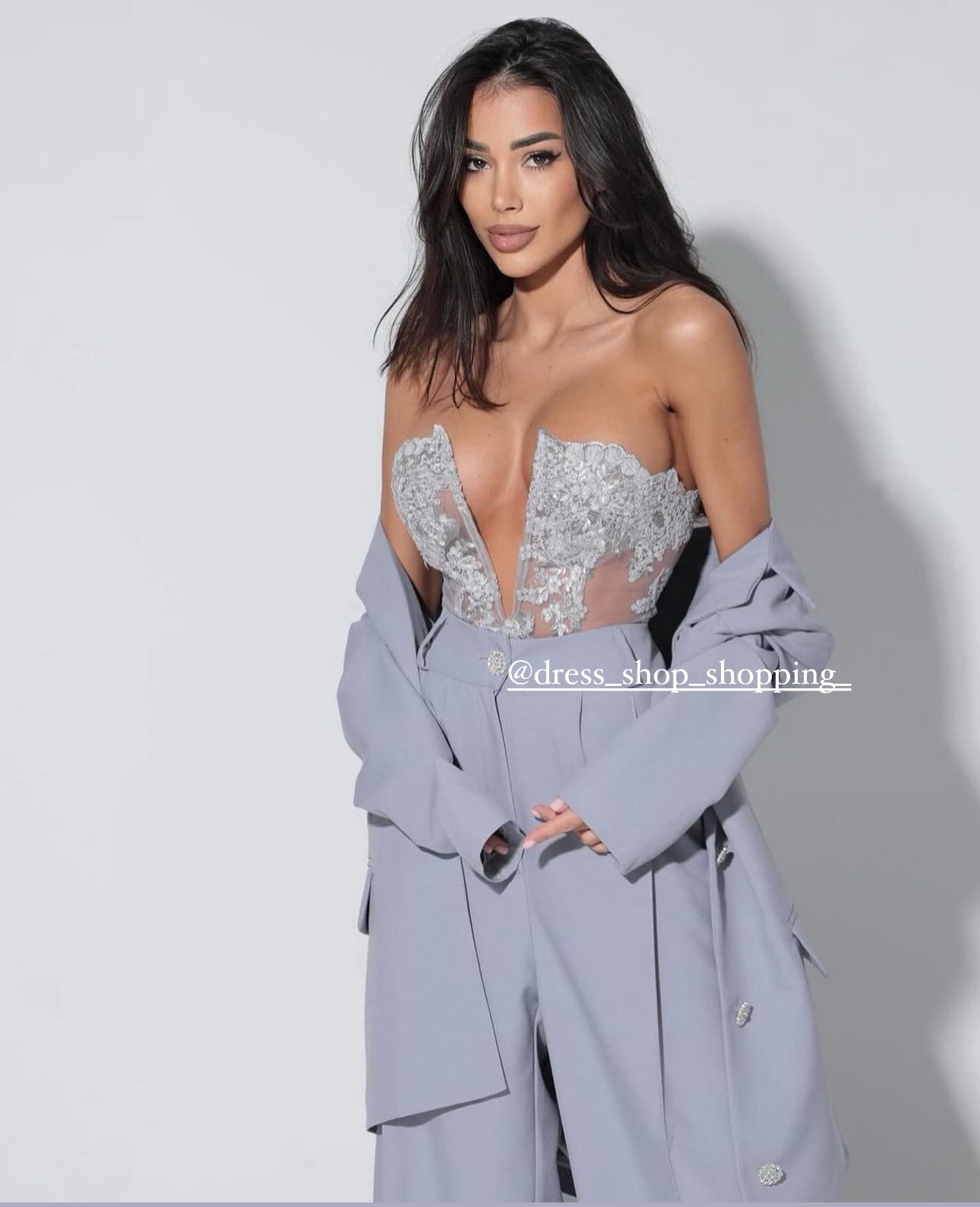 Tailleur Renata Questo completo è la scelta perfetta per distinguerti con stile: blazer dal taglio elegante, pantalone a gamba larga che slancia la figura e top in pizzo delicato che aggiunge un tocco sensuale e sofisticato.