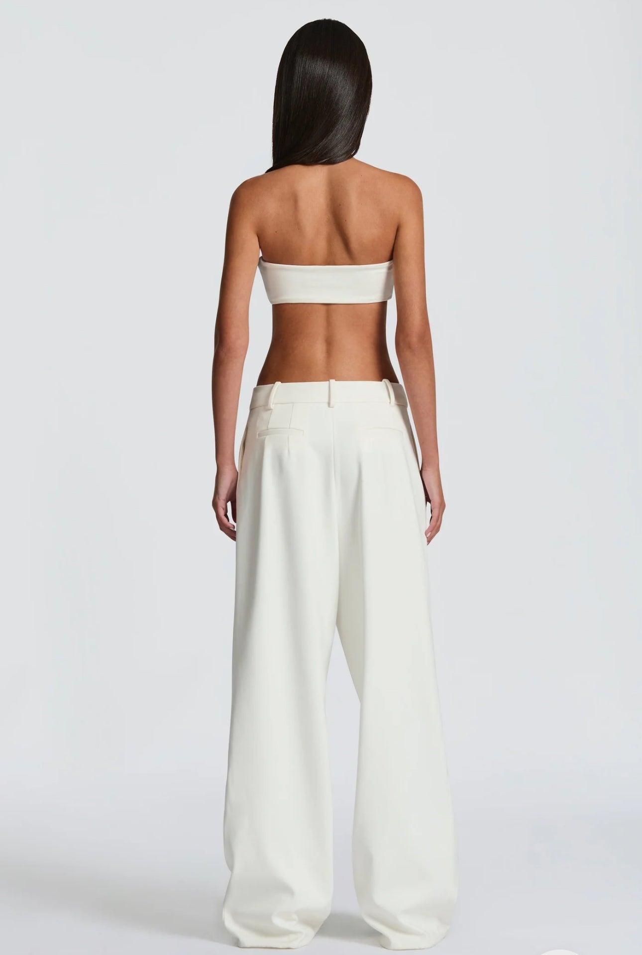 Tailleur ELEONORA in promo Completo elegante composto da giacca oversize, pantaloni a palazzo e top coordinato. Un look moderno e sofisticato, perfetto per eventi, serate chic o outfit di tendenza.