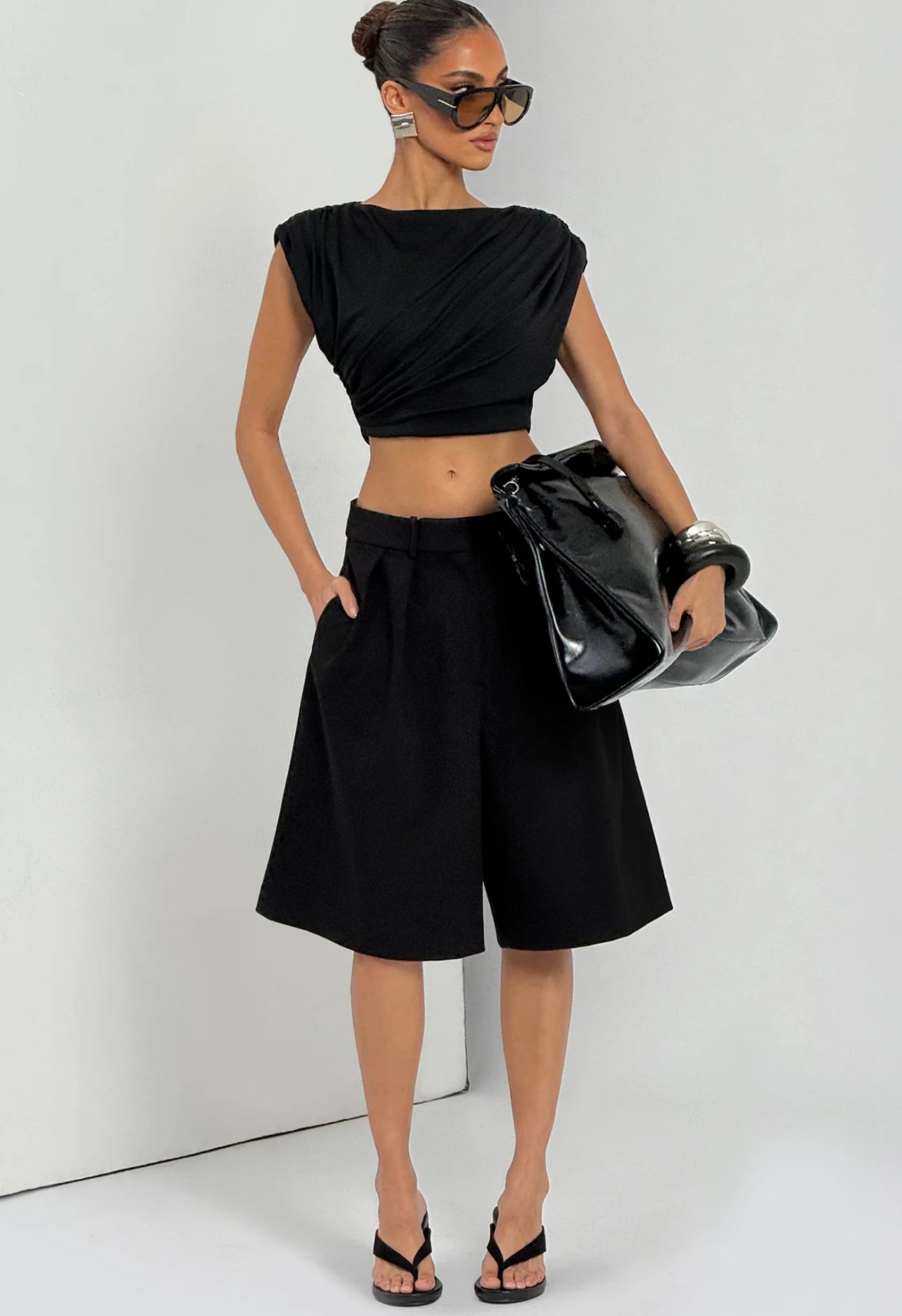 Completo GIULIA Questo look è un perfetto mix tra eleganza e minimalismo, ideale sia per il giorno che per la sera.