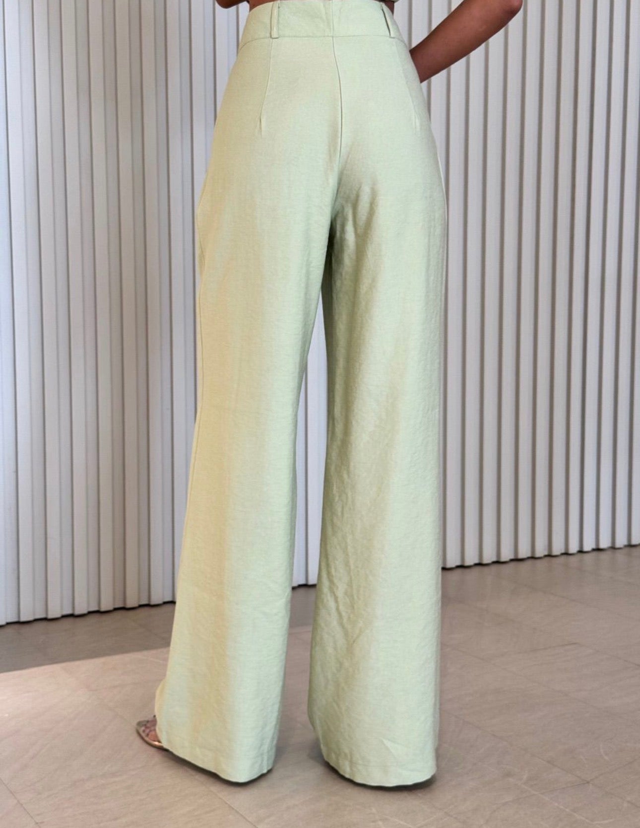 Coordinato Federica completo due pezzi + cinta tessuto lino è l'alleato perfetto per chi cerca un look sofisticato senza rinunciare alla freschezza.