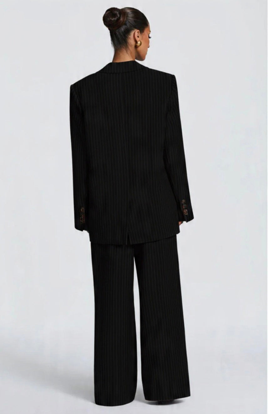 Tailleur ELEONORA in promo Completo elegante composto da giacca oversize, pantaloni a palazzo e top coordinato. Un look moderno e sofisticato, perfetto per eventi, serate chic o outfit di tendenza.