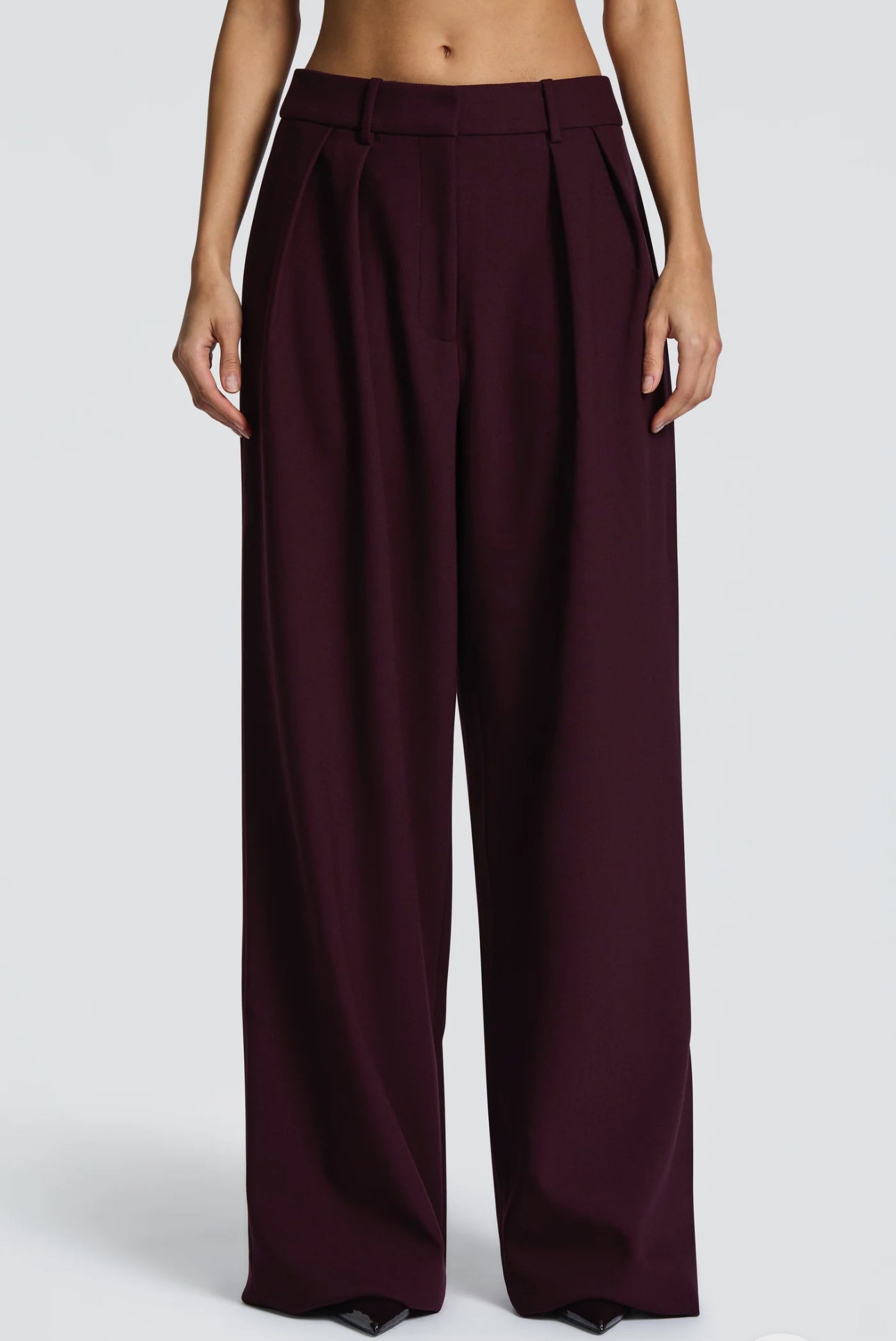 Tailleur ELEONORA in promo Completo elegante composto da giacca oversize, pantaloni a palazzo e top coordinato. Un look moderno e sofisticato, perfetto per eventi, serate chic o outfit di tendenza.