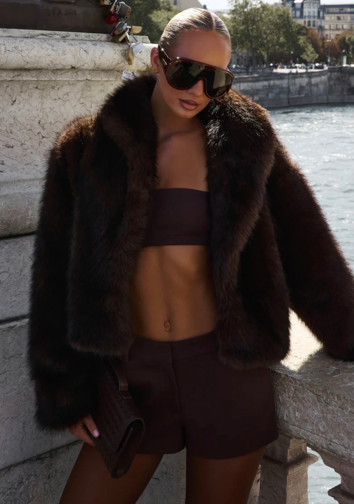 Giacca Crop in Ecopelliccia con Reverse Ampio in promozione.Morbidezza avvolgente e stile audace: il capospalla crop che trasforma ogni look serale in una dichiarazione di moda.