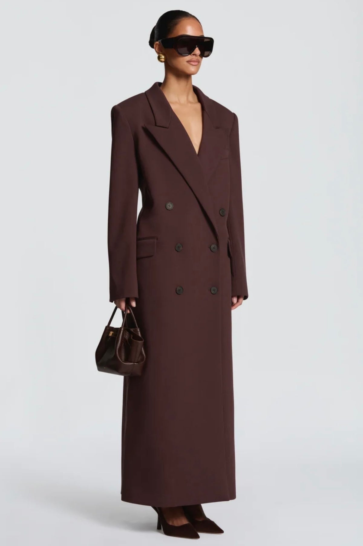 Cappotto Maxi Doppio Petto Sartoriale Caratterizzato da spalle definite, ampi revers e un’elegante allacciatura a doppio petto, è il capo definitivo per elevare i tuoi outfit invernali con un tocco di lusso discreto e minimalista.