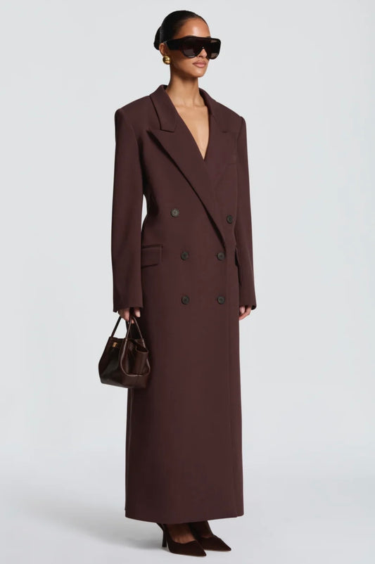 Cappotto Maxi Doppio Petto Sartoriale Caratterizzato da spalle definite, ampi revers e un’elegante allacciatura a doppio petto, è il capo definitivo per elevare i tuoi outfit invernali con un tocco di lusso discreto e minimalista.