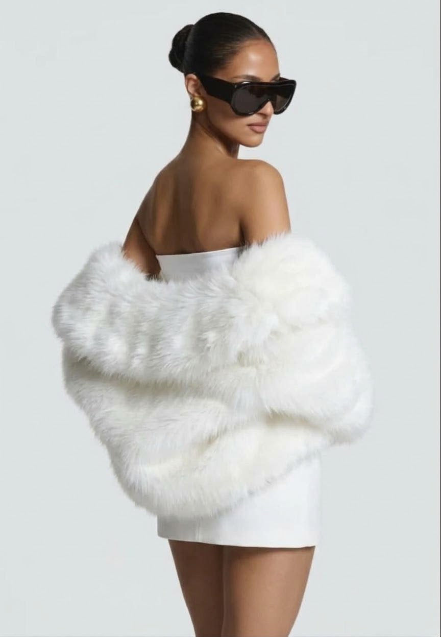 Giacca Crop in Ecopelliccia con Reverse Ampio in promozione.Morbidezza avvolgente e stile audace: il capospalla crop che trasforma ogni look serale in una dichiarazione di moda.