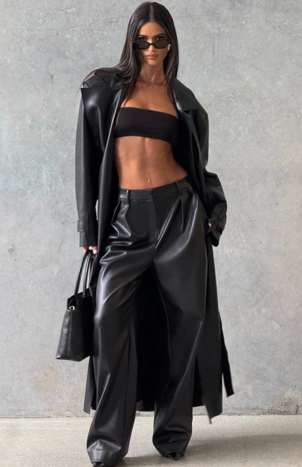 Trench Coat Maxi in Eco pelle Caratterizzato da un'ampia mantellina (gun flap), spalline strutturate, revers generosi e una cintura coordinata da annodare in vita, regala una silhouette definita e d'impatto.