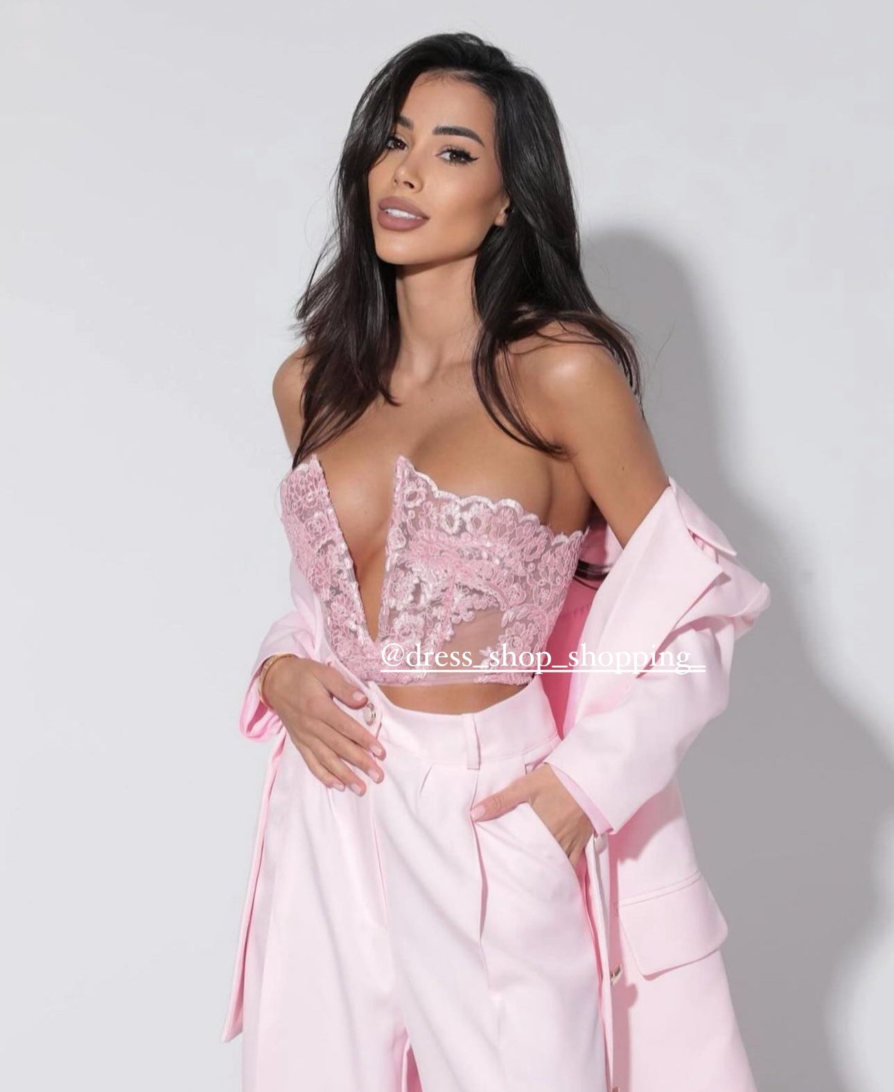 Tailleur Renata Questo completo è la scelta perfetta per distinguerti con stile: blazer dal taglio elegante, pantalone a gamba larga che slancia la figura e top in pizzo delicato che aggiunge un tocco sensuale e sofisticato.