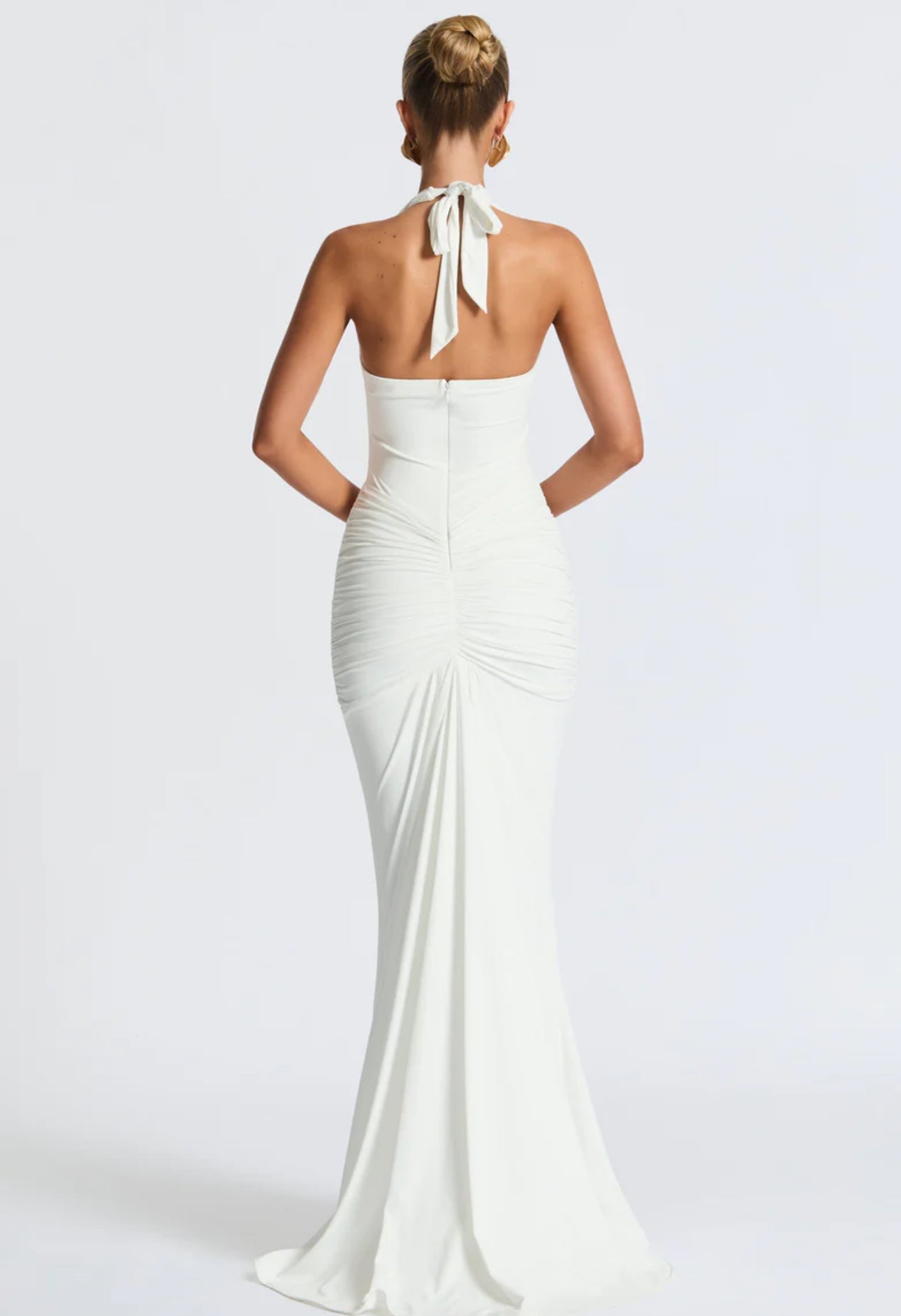 Abito Greta scenografico che esalta la silhouette con linee sinuose e dettagli sofisticati. Questo modello lungo è pensato per chi desidera un look magnetico e raffinato.